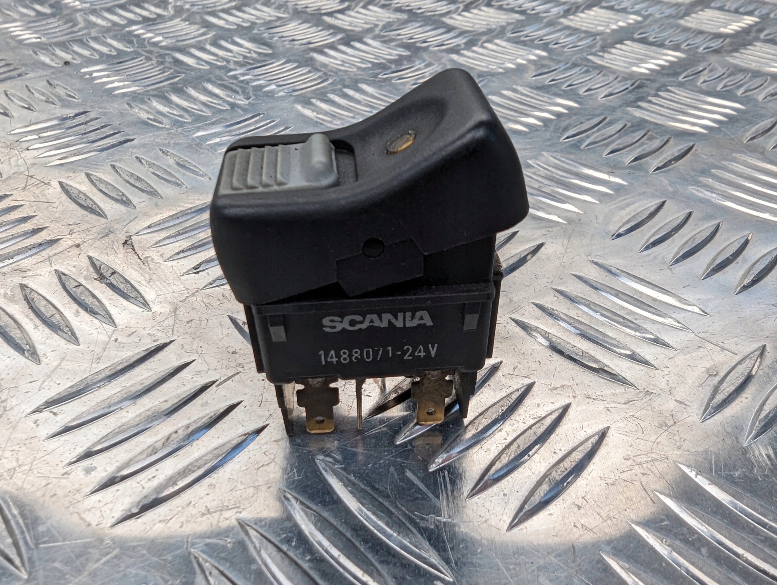 WŁĄCZNIK PRZEŁĄCZNIK KOKPITU Z BLOKADĄ SCANIA 4 / 124