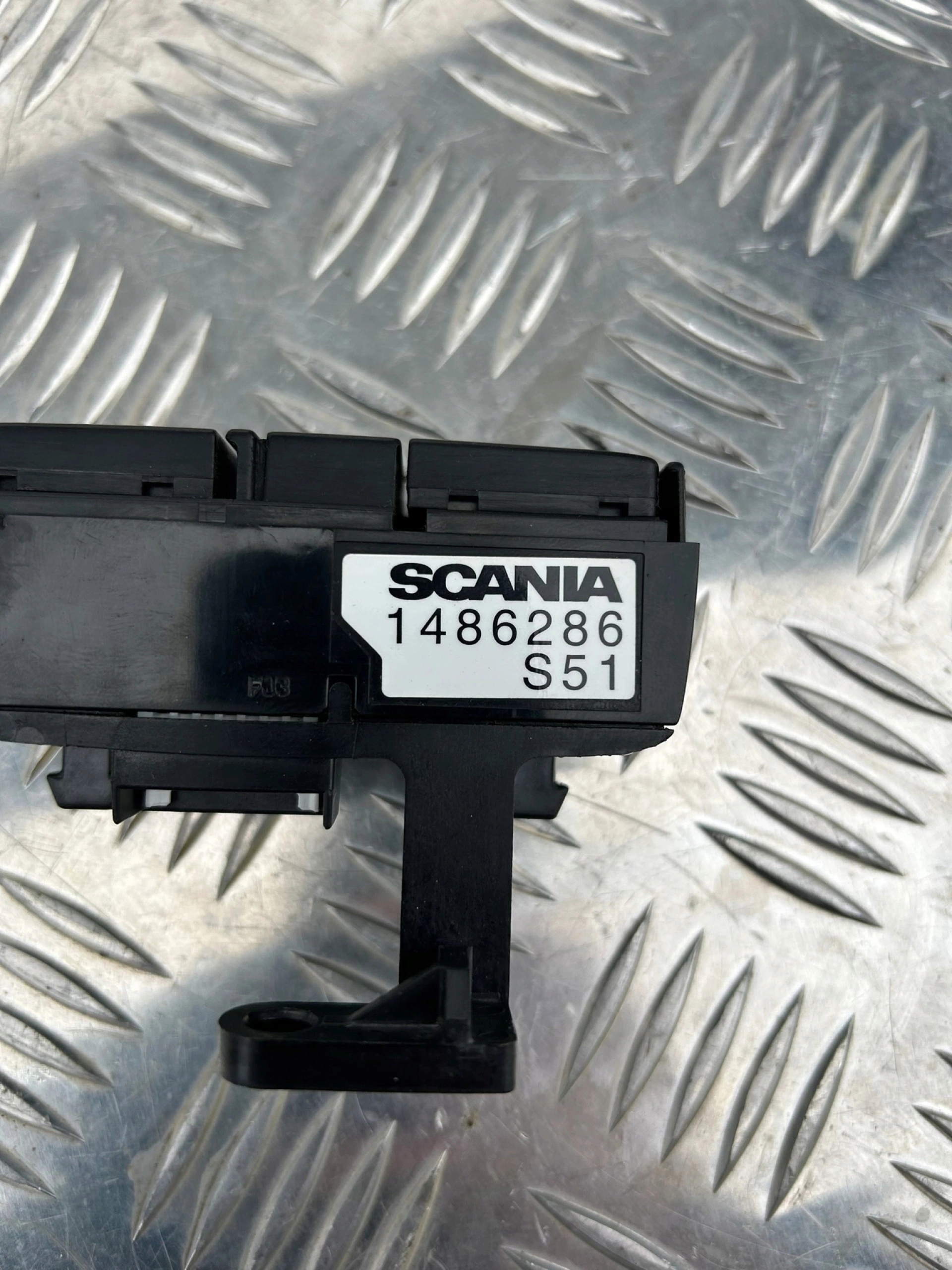 PRZYCISK PRZEŁĄCZNIK MENU KIEROWNICY SCANIA R - obrazek 2