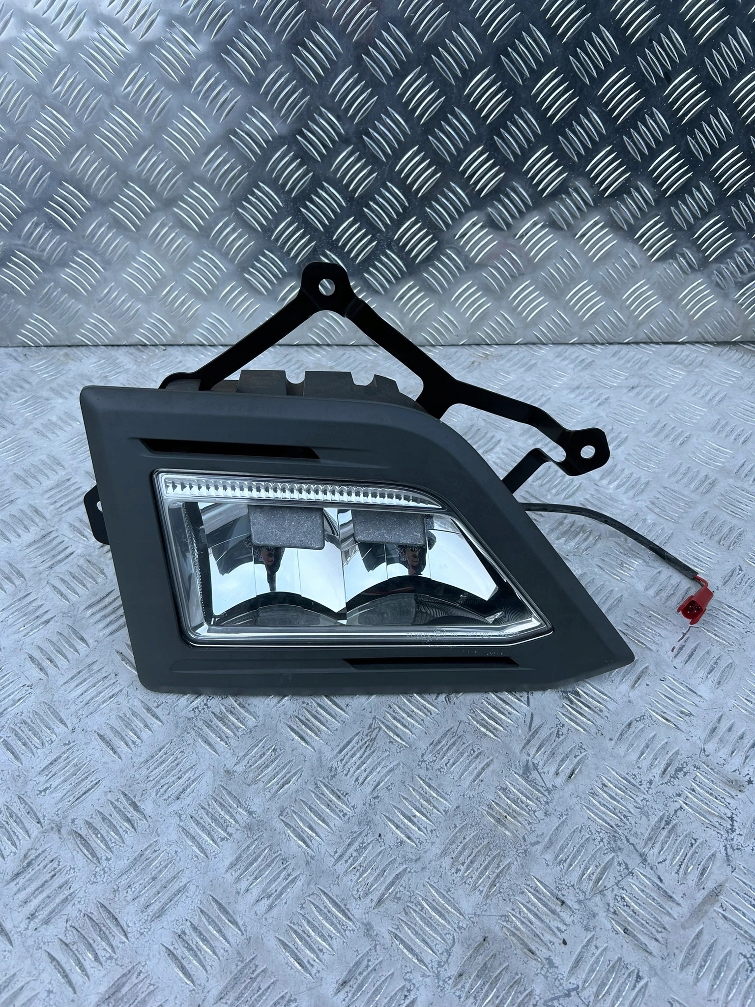 HALOGEN DACHOWY GLOBU Z RAMKĄ SCANIA NTG PRAWY