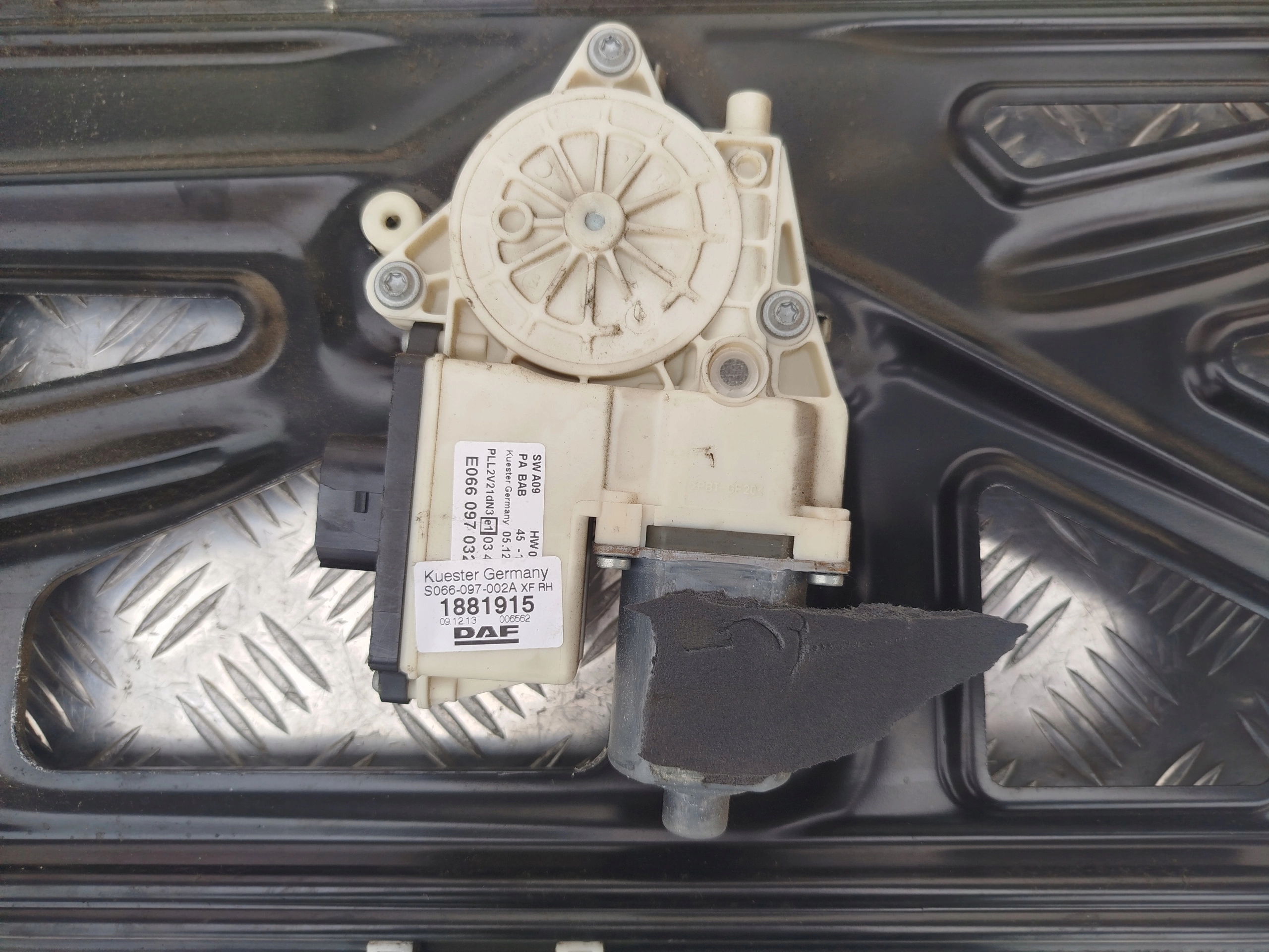 MECHANIZM PODNOSZENIA SZYBY PRAWY DAF XF 106 - obrazek 3