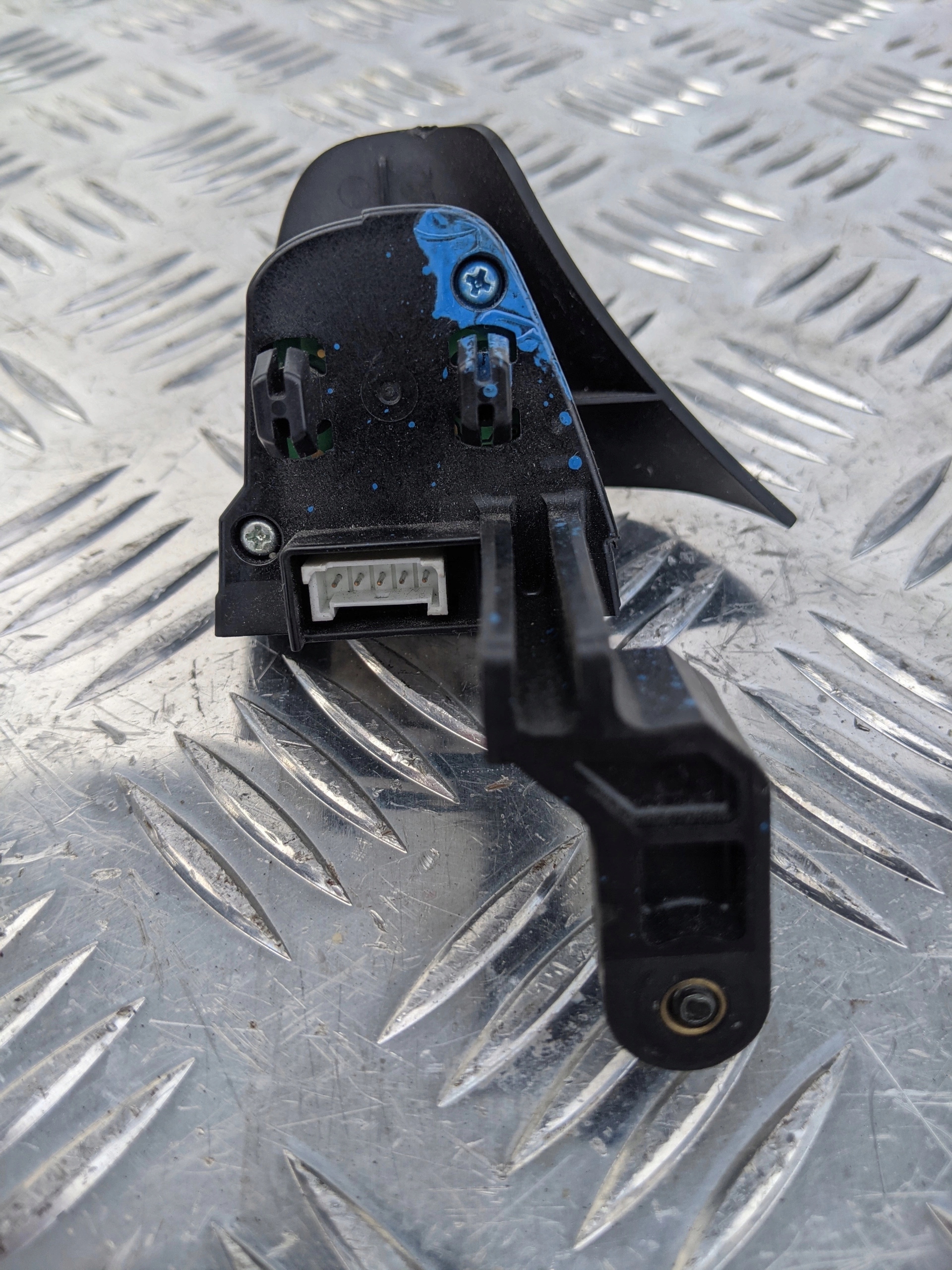 PRZYCISKI STEROWANIA W KIEROWNICY SCANIA R - obrazek 3