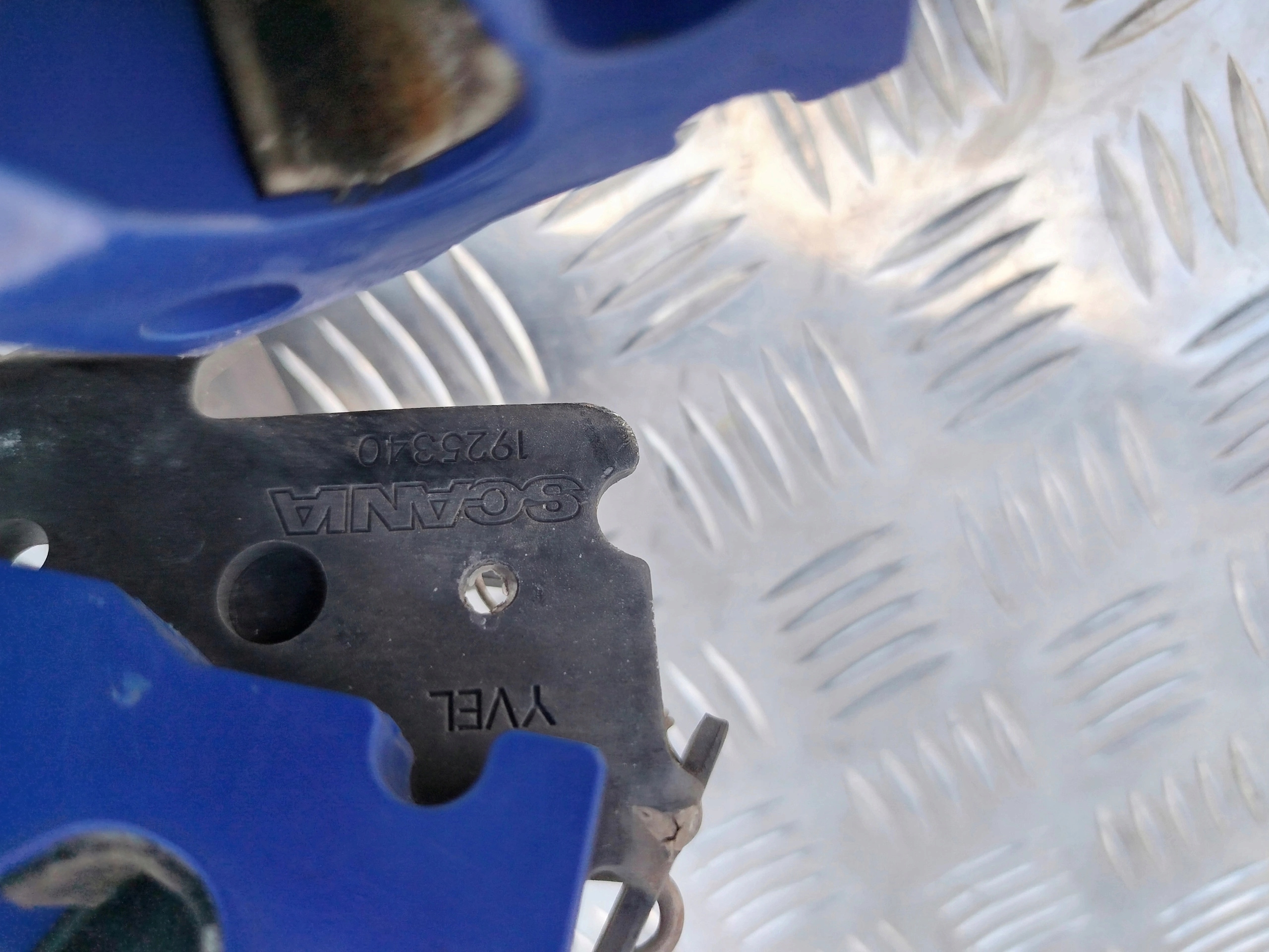 ZAMEK + LINKA ATRAPY MASKI PRZEDNIEJ SCANIA STREAMLINE - obrazek 4