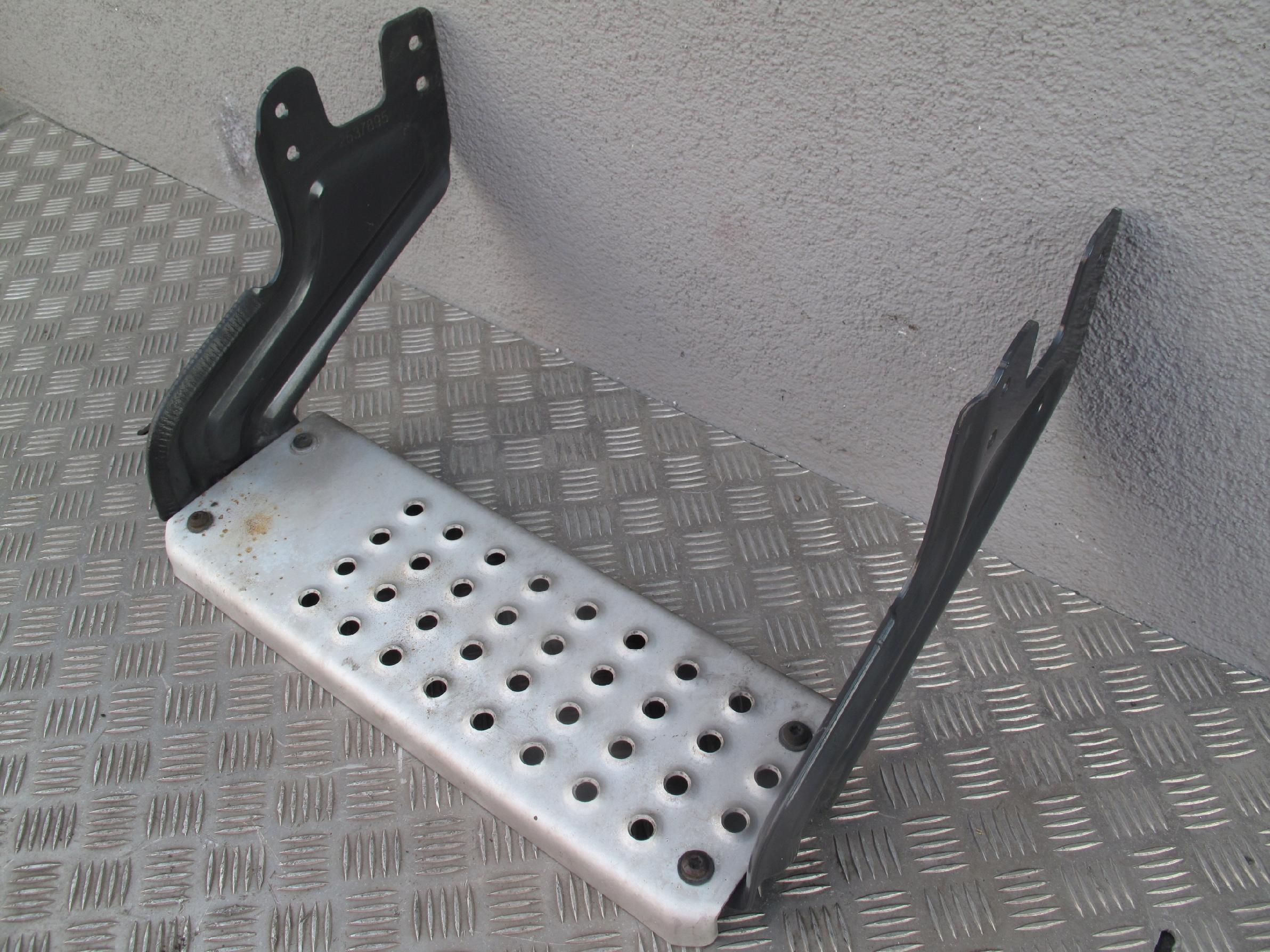 STOPIEŃ Z MOCOWANIAMI WEJŚCIA DO KABINY SCANIA R S - obrazek 4