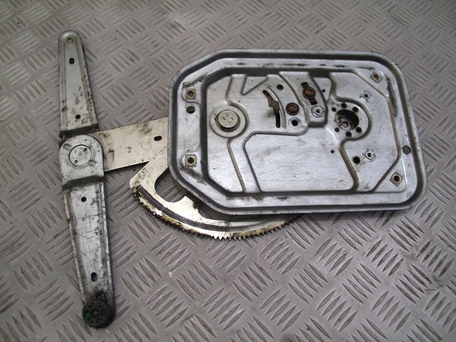 MECHANIZM PODNOSZENIA SZYBY SCANIA 4 R