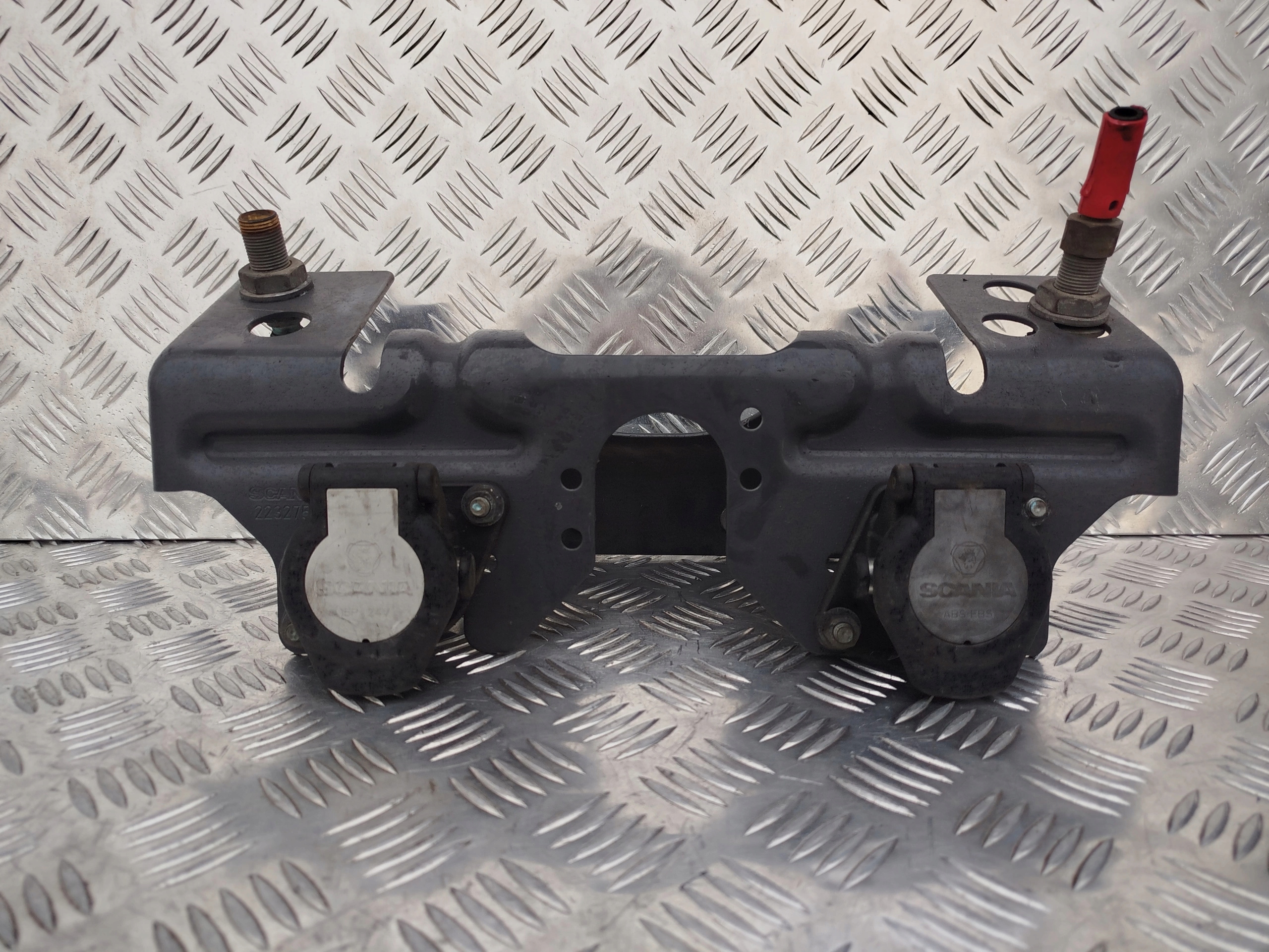 WSPORNIK MOCOWANIE GNIAZDA INSTALACJI SCANIA NTG