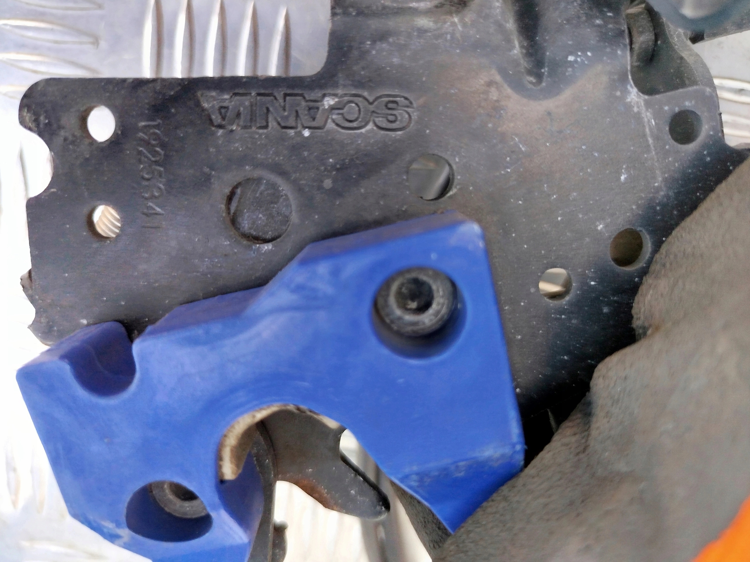 ZAMEK + LINKA ATRAPY MASKI PRZEDNIEJ SCANIA STREAMLINE - obrazek 3