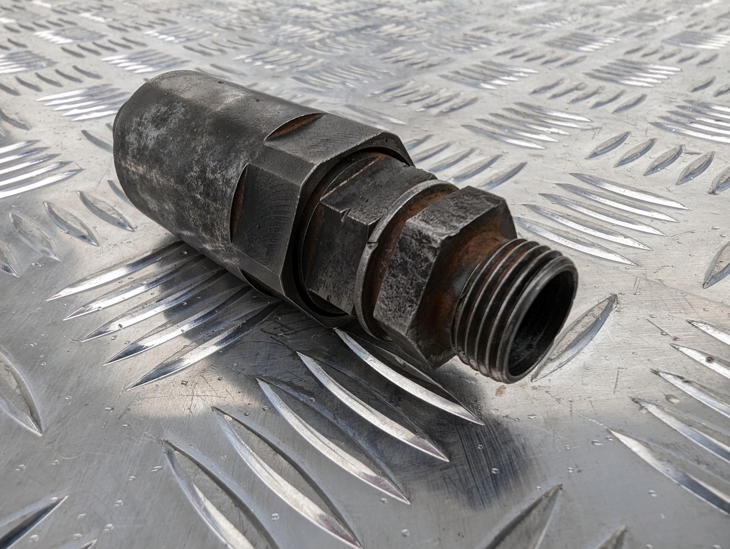 ZAWÓR REGULATOR CIŚNIENIA PALIWA NA LISTWIE SCANIA - obrazek 2