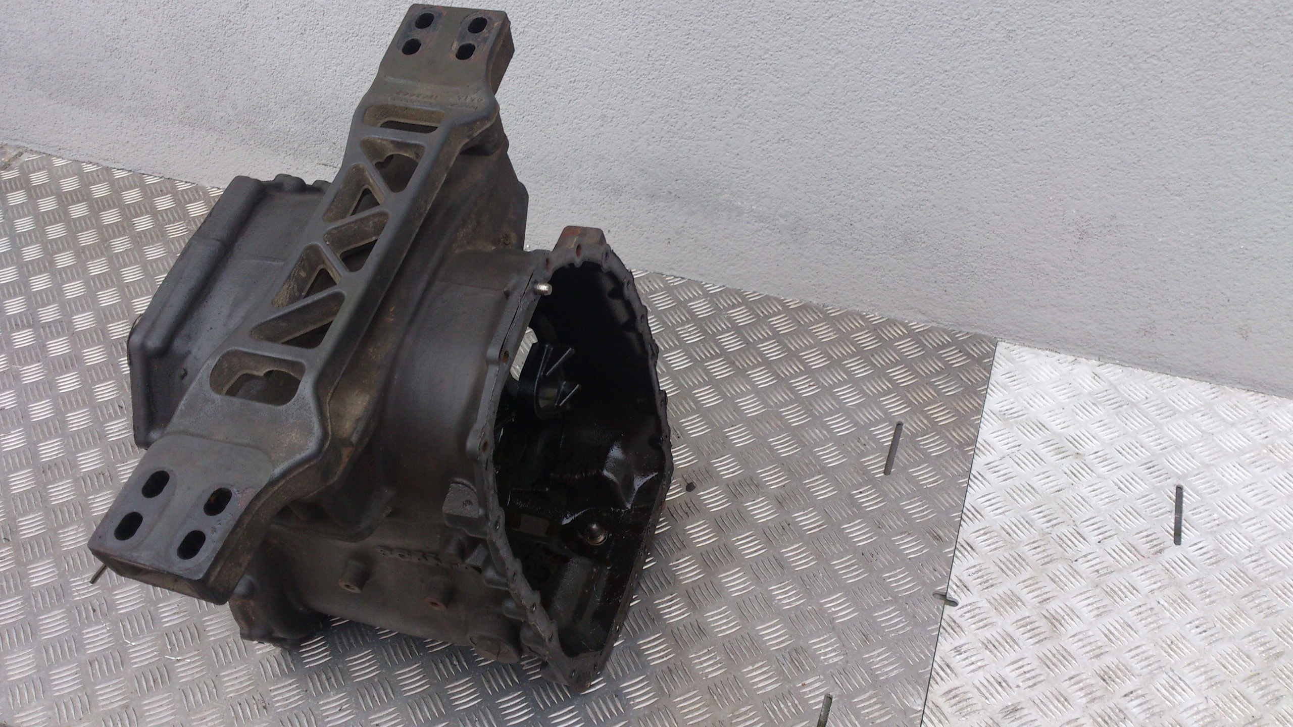 OBUDOWA SKRZYNI BIEGÓW ŚRODKOWA SCANIA R GR 905 - obrazek 2