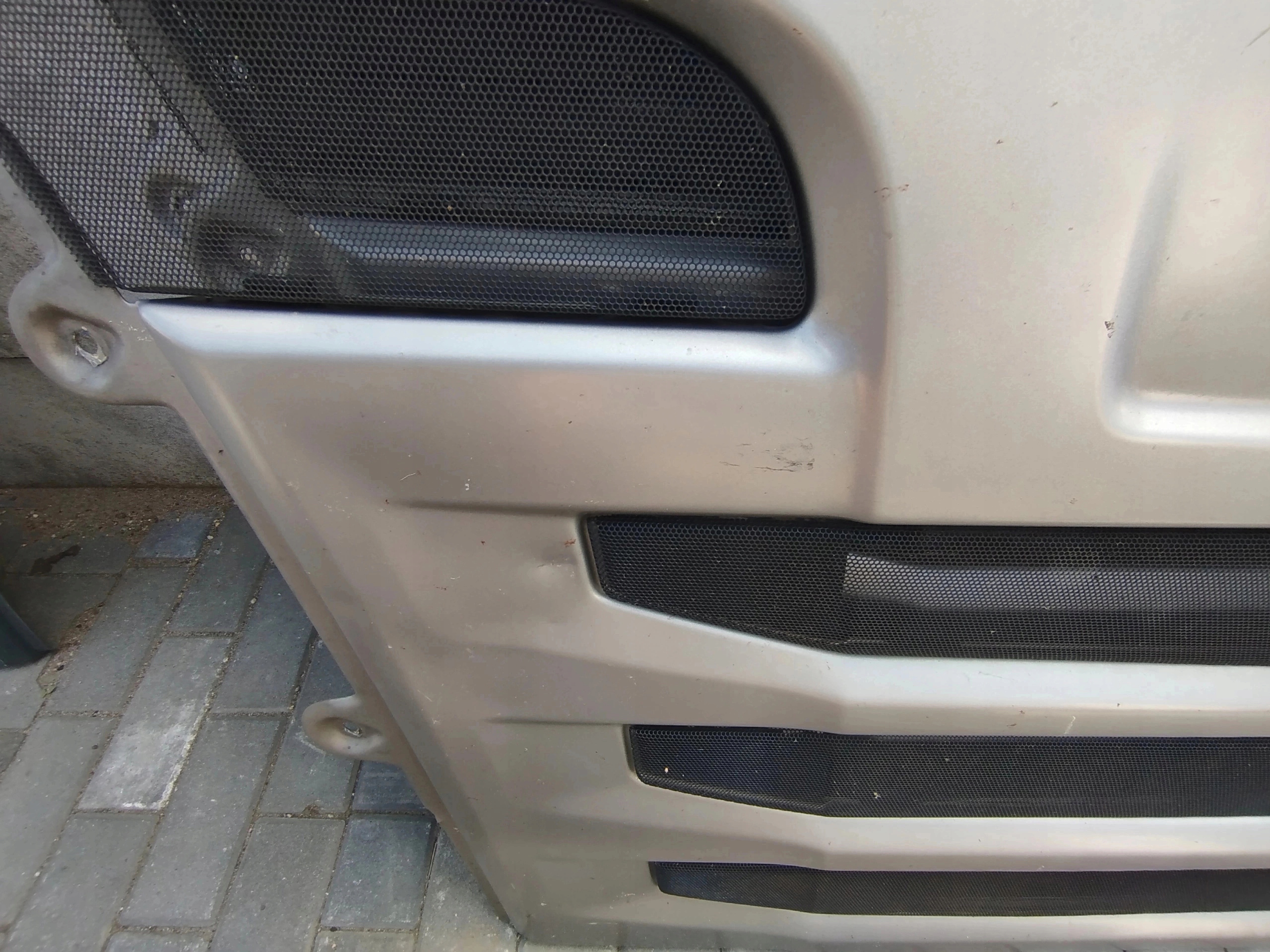 ATRAPA GÓRNA GRIL ATRAPY LEKKO USZKODZONE SCANIA R - obrazek 4