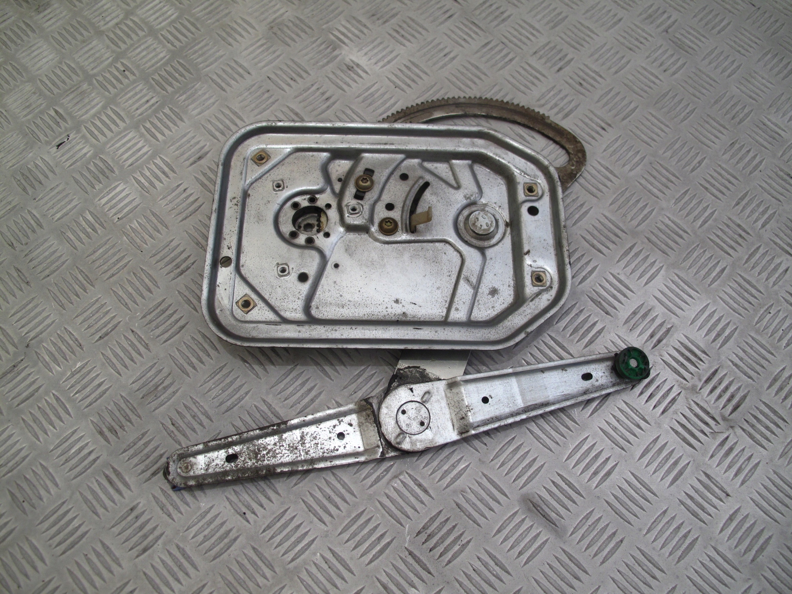 MECHANIZM PODNOSZENIA SZYBY SCANIA 4 R