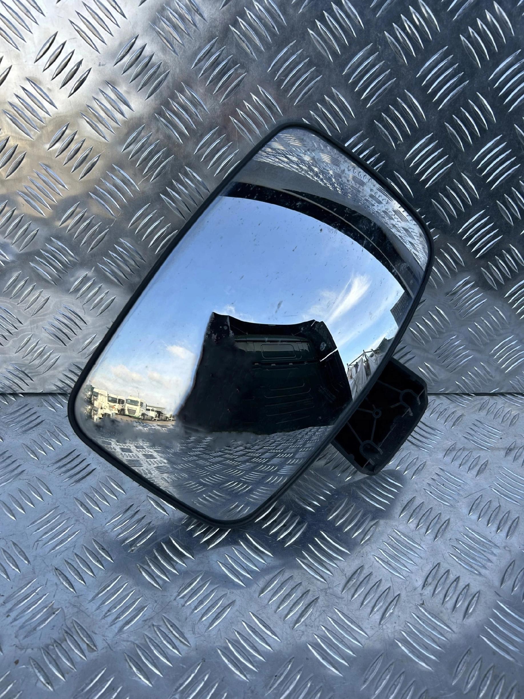 LUSTERKO ZEWNĘTRZNE KRAWEŻNIKOWE SCANIA R