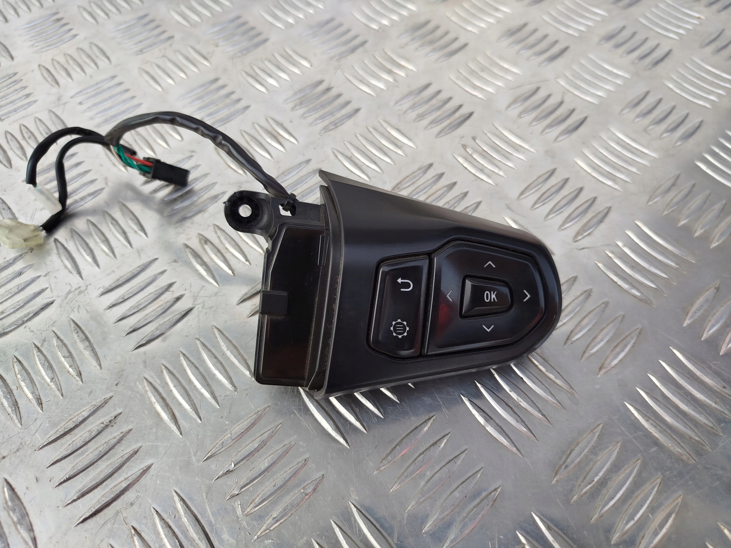 PRZYCISKI STEROWANIA W KIEROWNICY SCANIA R NTG - obrazek 2