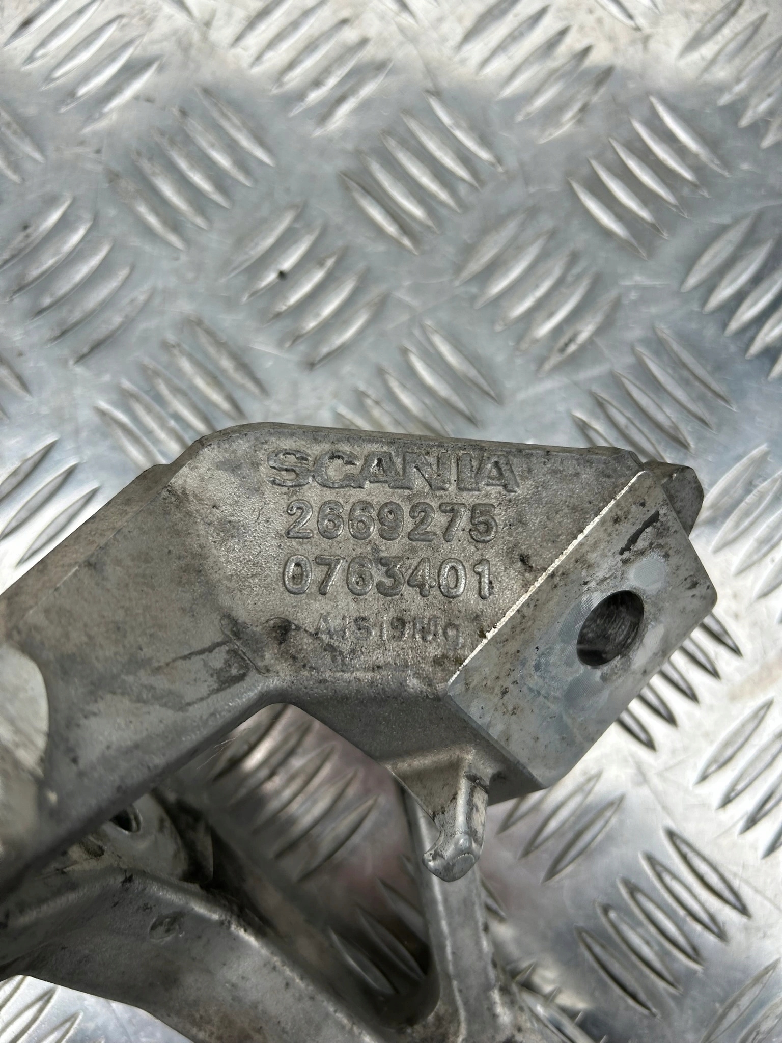 WSPORNIK SIŁOWNIKA ODCHYLENIA KABINY SCANIA NEXT GEN NTG - obrazek 2