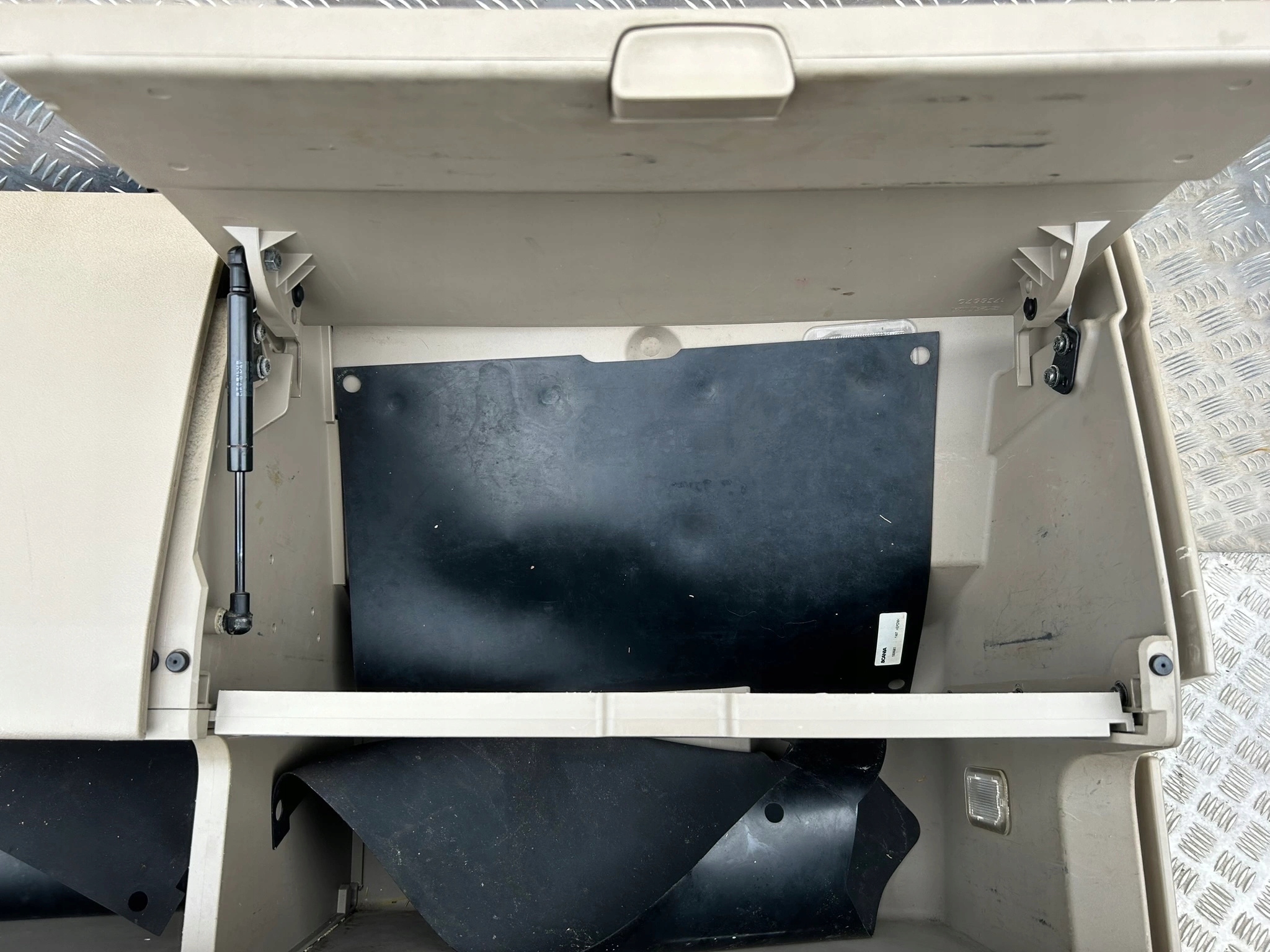 PÓŁKA KOKPIT GÓRNY SCANIA R STREAMLINE - obrazek 3