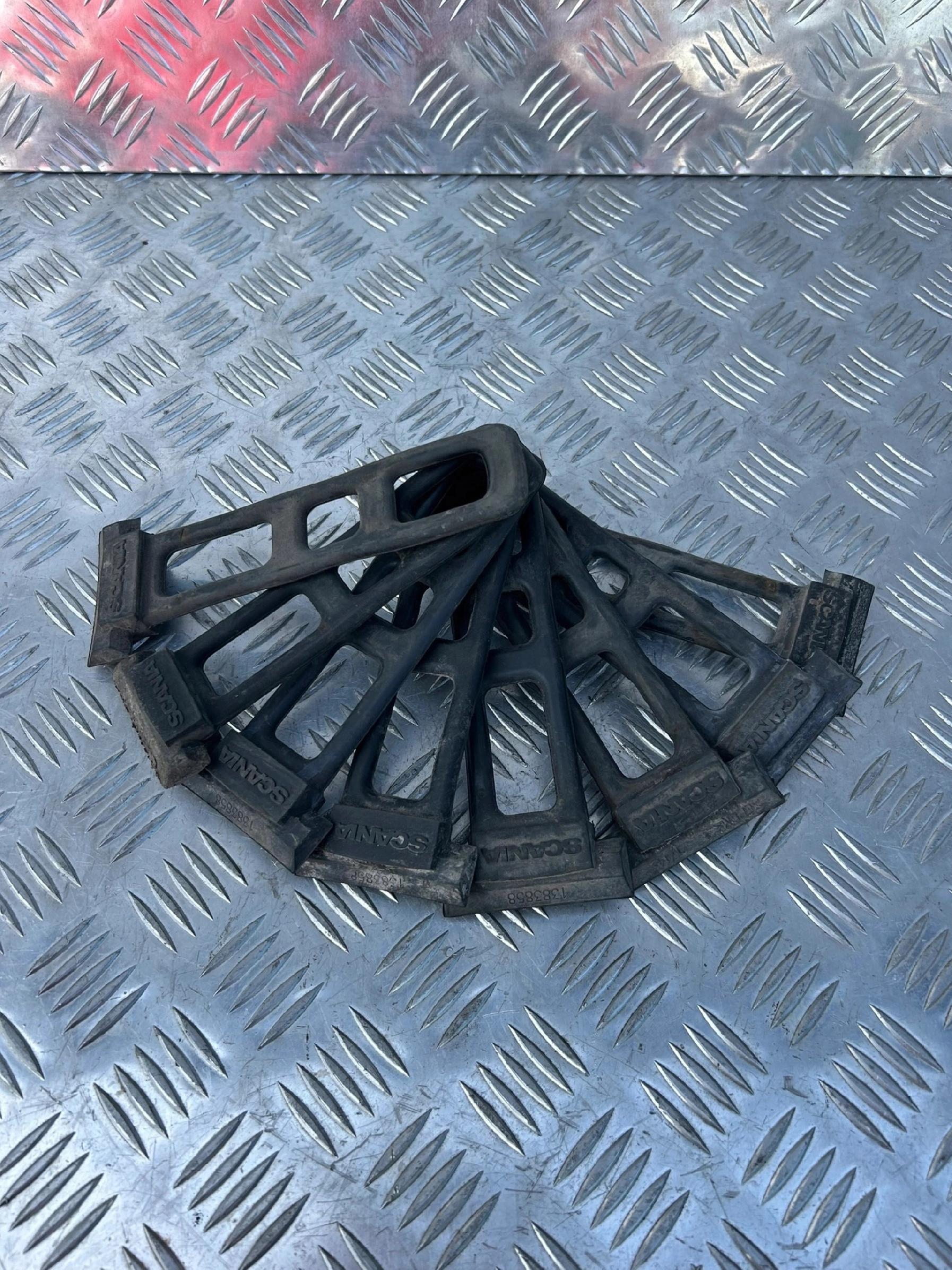 ZACZEP GUMOWY BŁOTNIKA KOMPLET SCANIA R