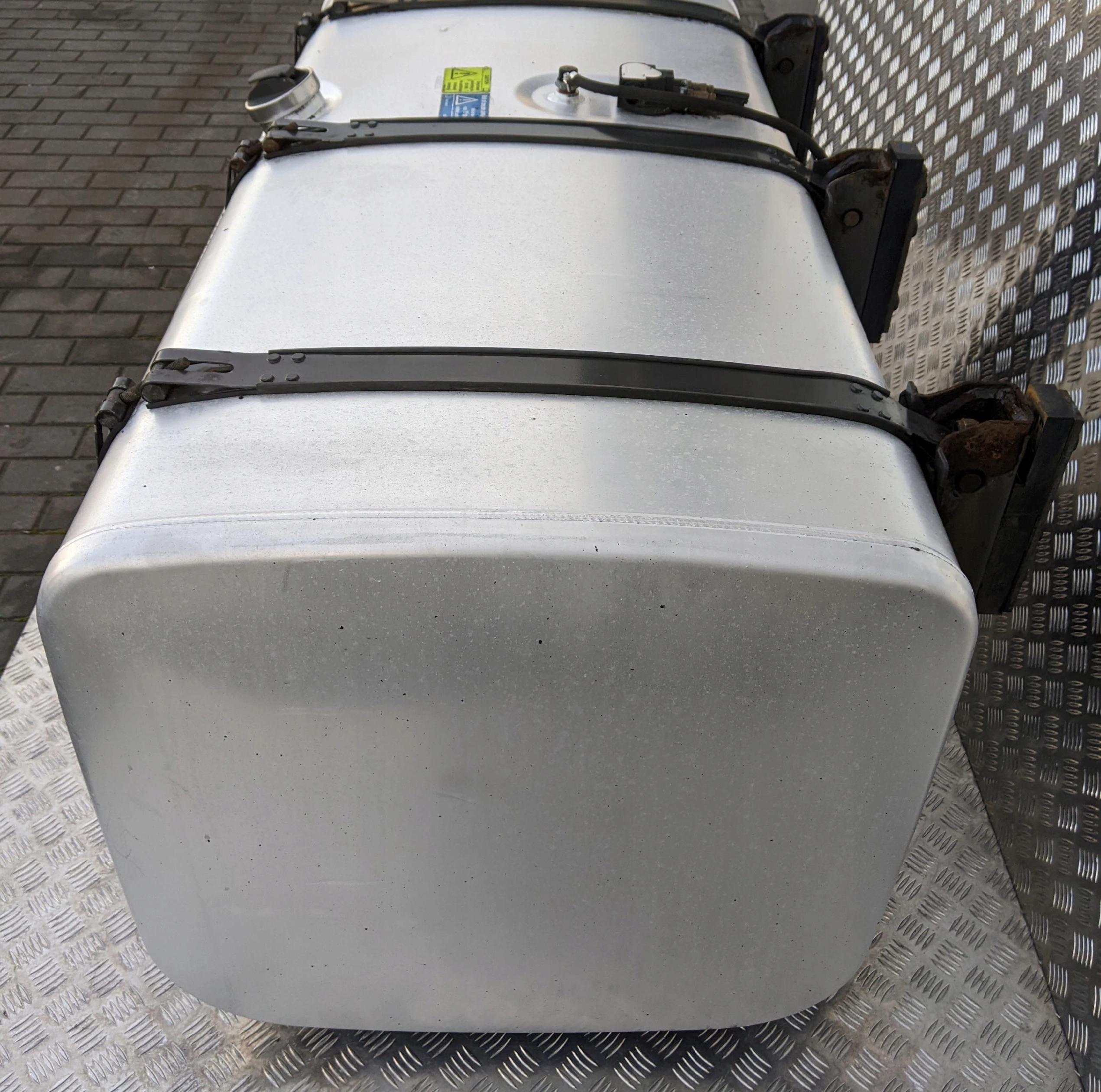 ZBIORNIK PALIWA 600 LITRÓW Z ŁAPAMI SCANIA - obrazek 3