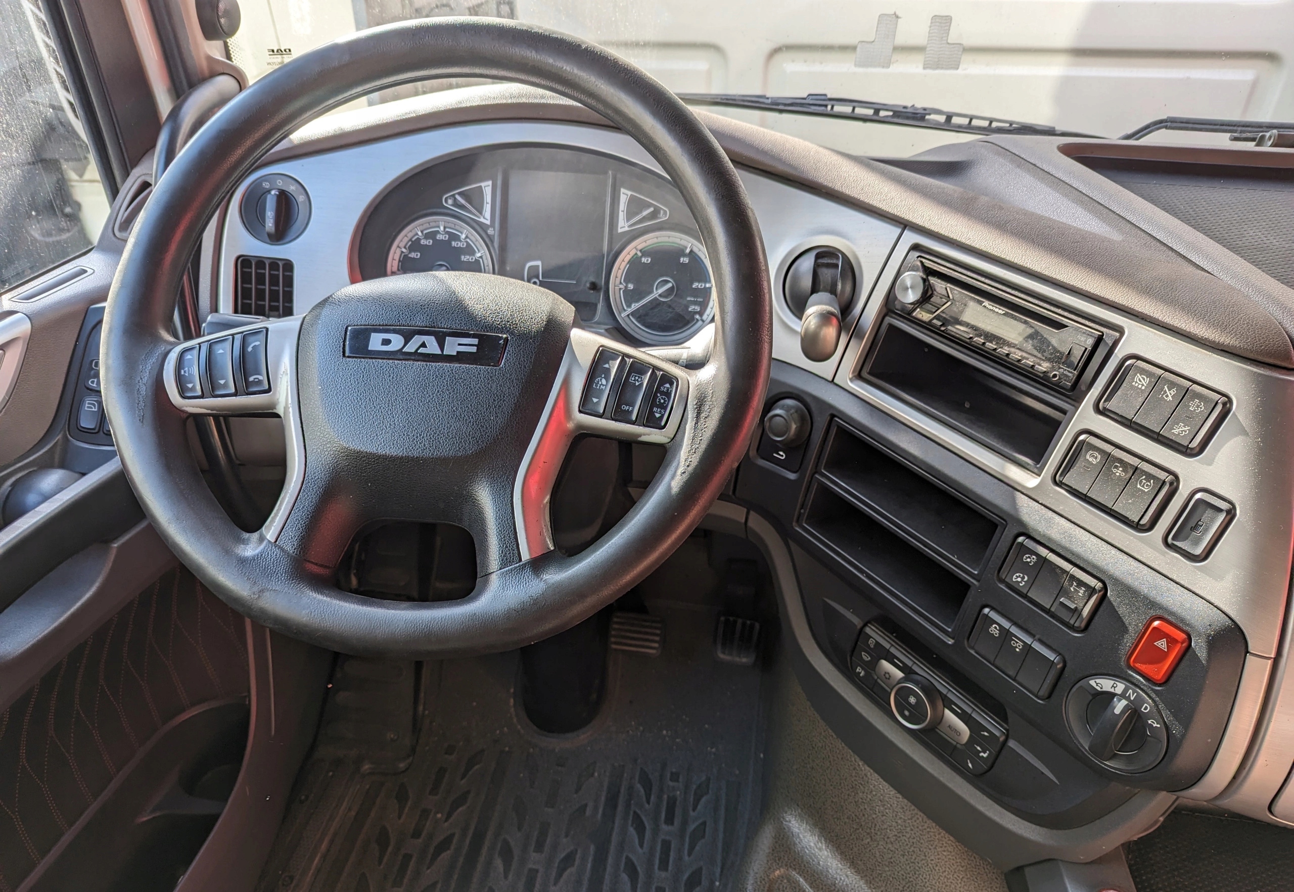 KOKPIT DESKA ROZDZIELCZA KONSOLA DAF XF 106 LIFT - obrazek 2