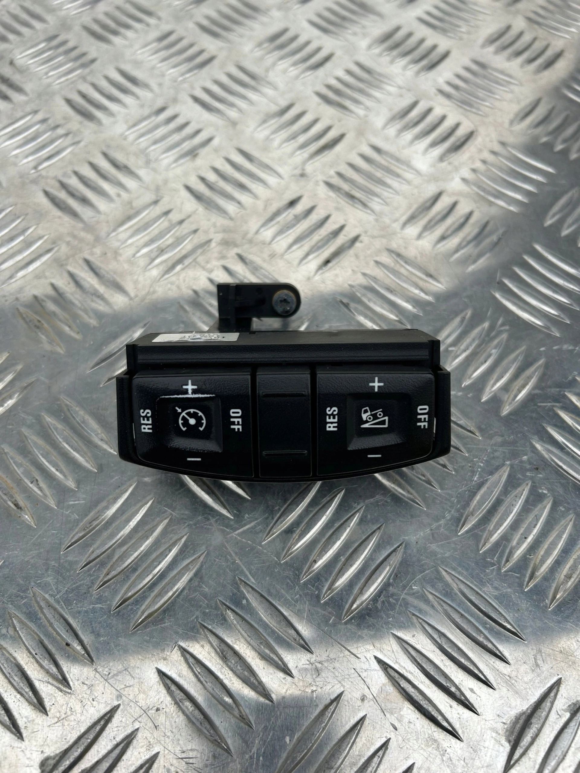 PRZYCISK PRZEŁĄCZNIK MENU KIEROWNICY SCANIA R