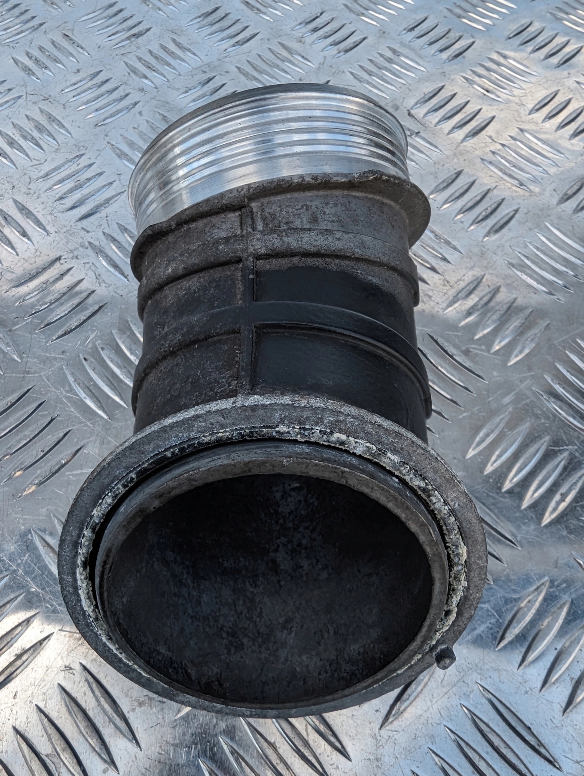 KOLANO RURA PRZEWÓD ŁĄCZNIK NA KOLEKTORZE SCANIA NTG - obrazek 3