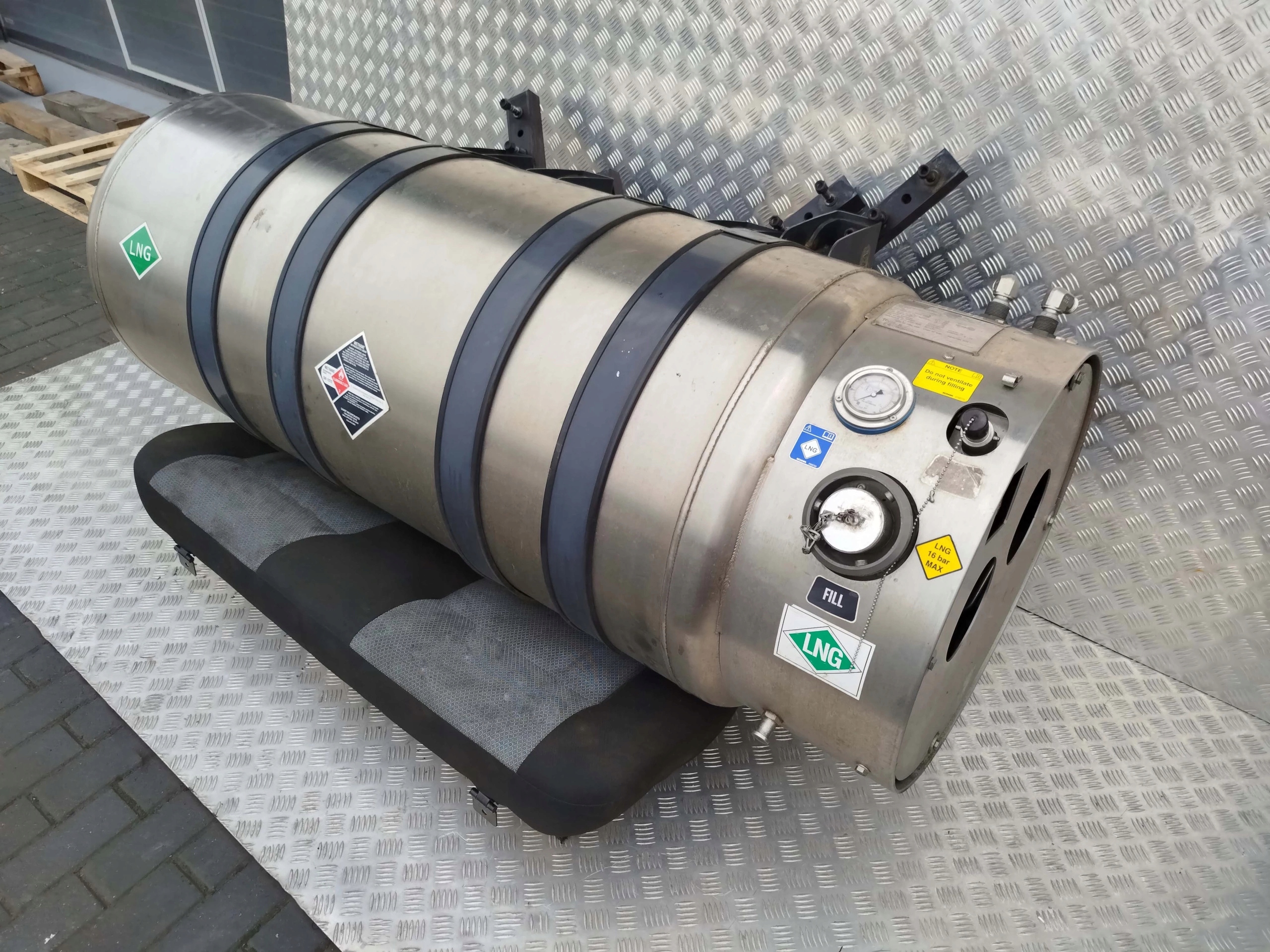 ZBIORNIK ZBIORNIKI GAZOWE LNG KOMPLETNE Z PRZEWODAMI SCANIA NTG - obrazek 6