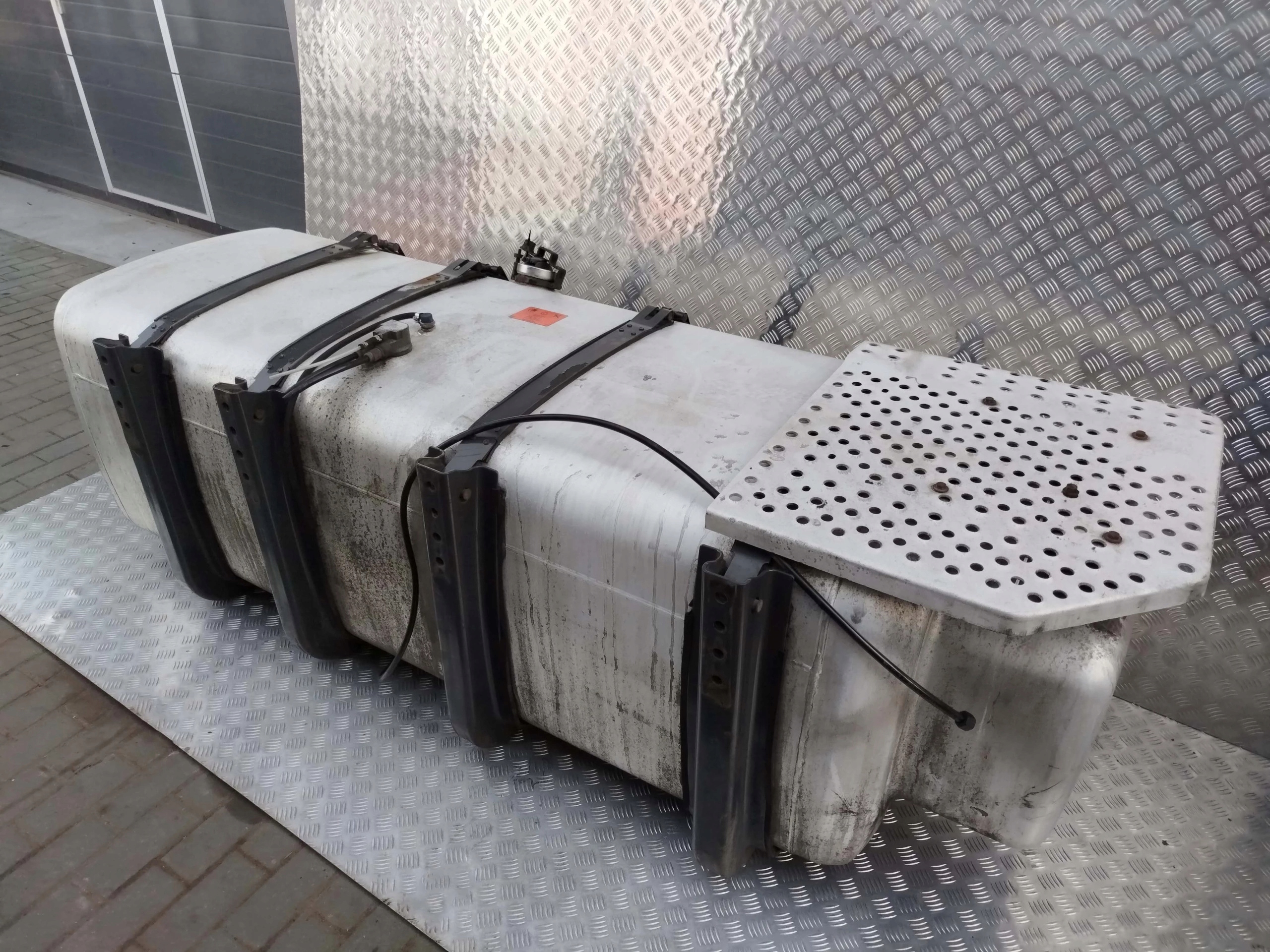 ZBIORNIK PALIWA SCANIA 1000L - obrazek 3