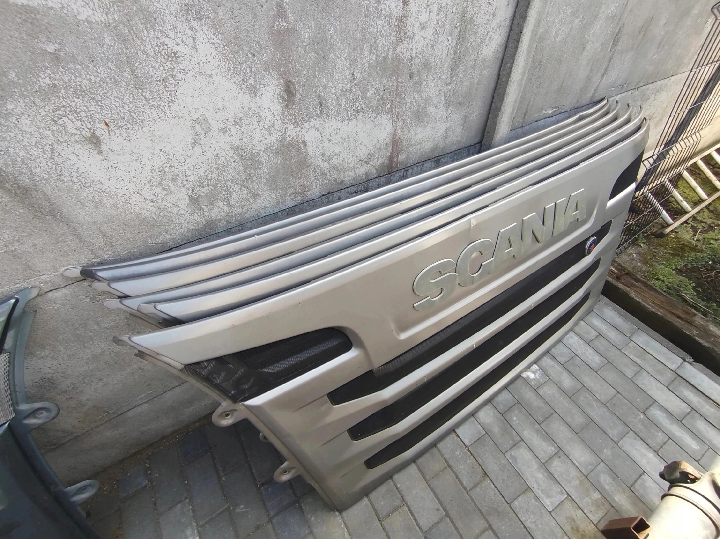 ATRAPA GÓRNA GRIL ATRAPY LEKKO USZKODZONE SCANIA R - obrazek 3