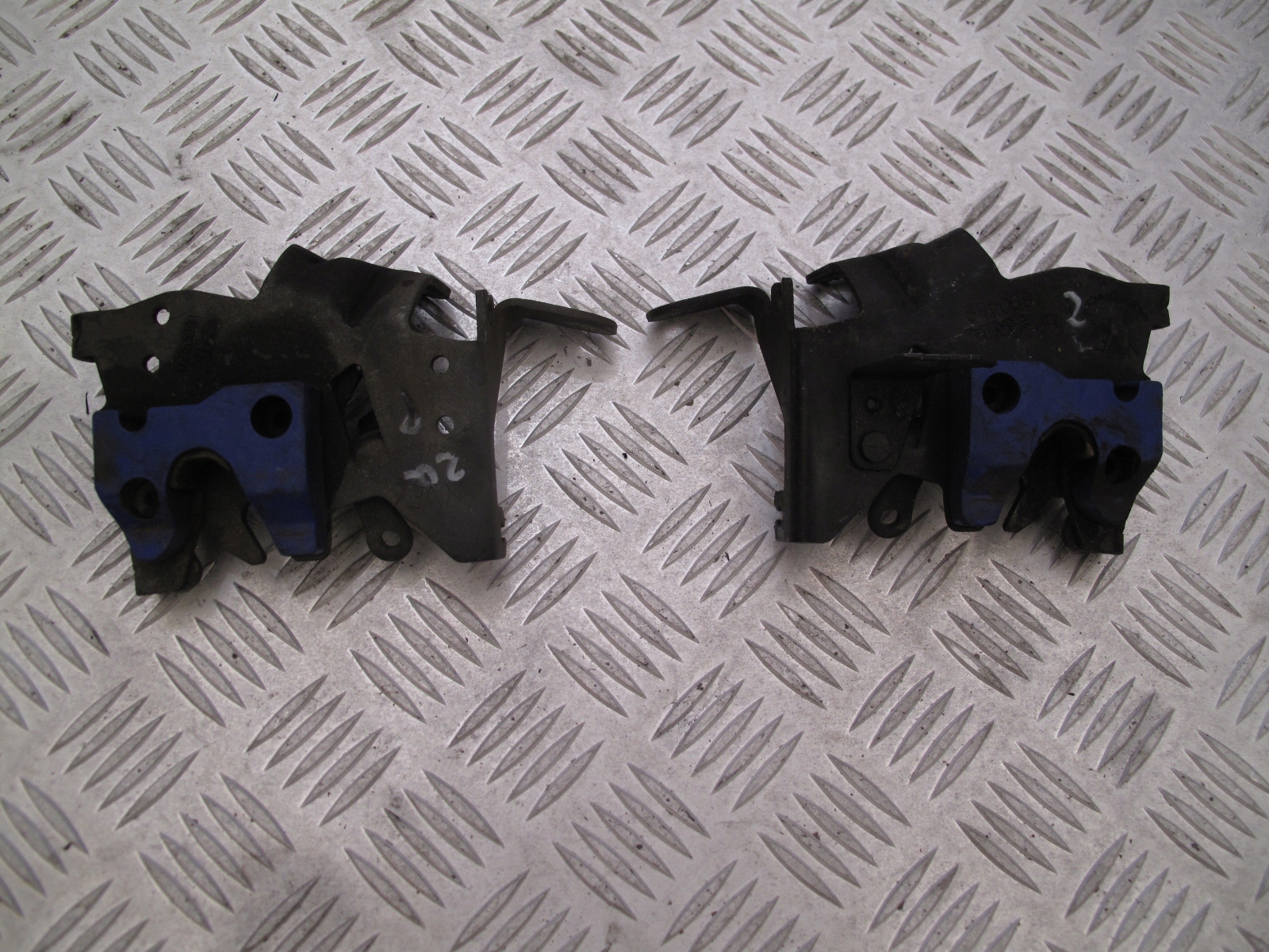 ZAMEK ATRAPY MASKI PRZEDNIEJ STARY TYP SCANIA - obrazek 3