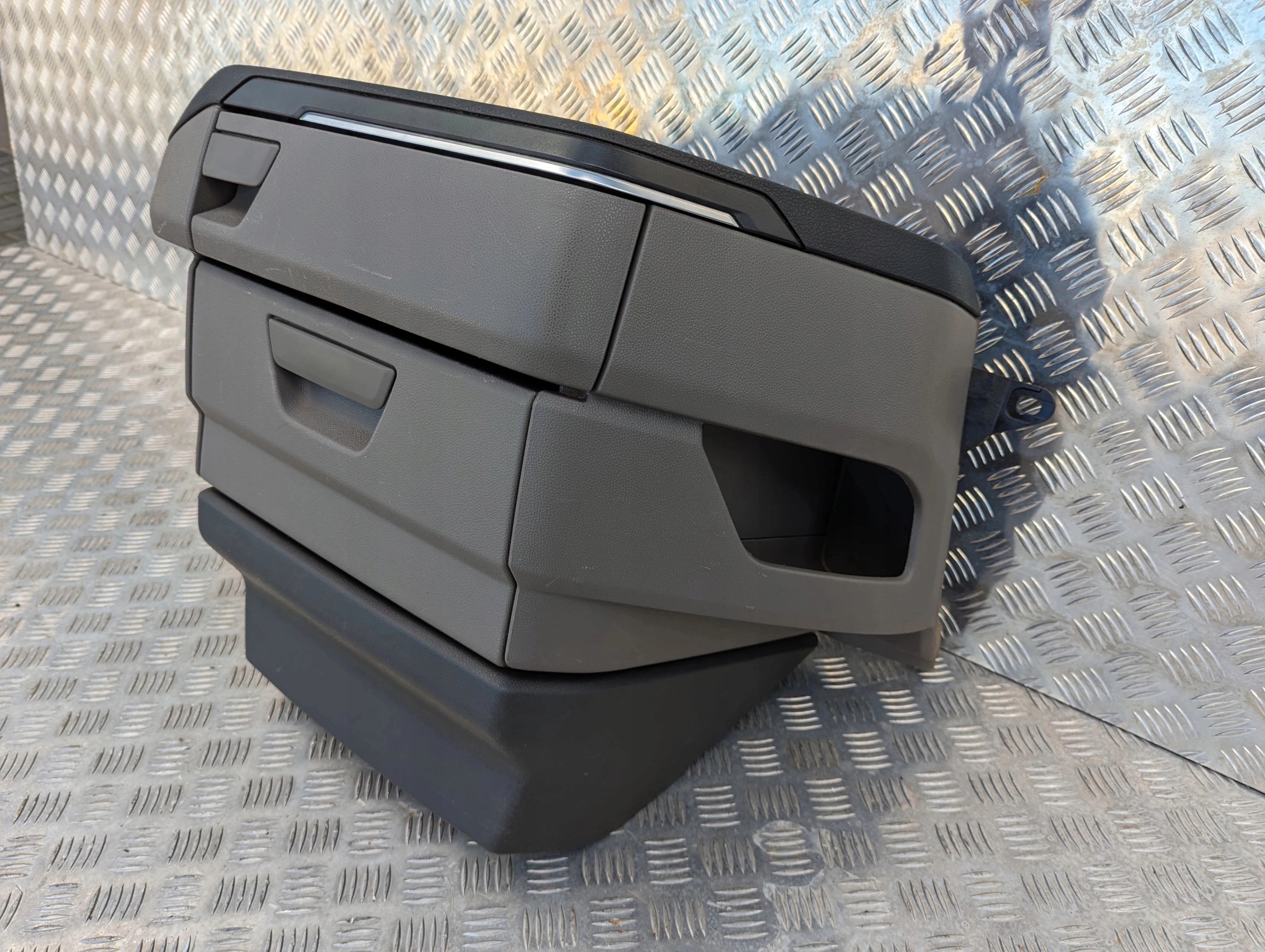 PÓŁKA SZUFLADA KOKPITU NA TUNEL ŚRODKOWY SCANIA S NTG - obrazek 4