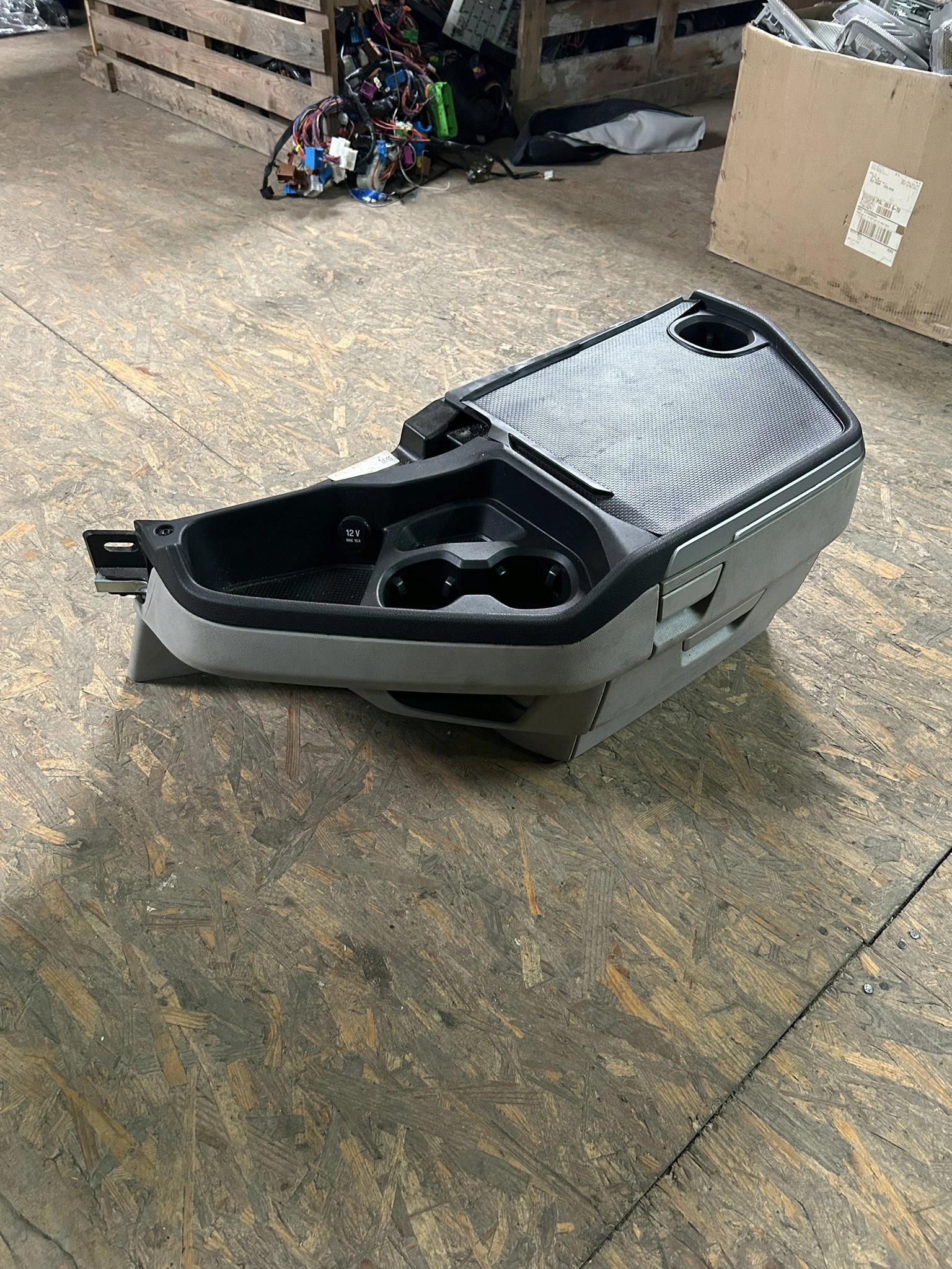 KONSOLA KOKPIT ZE SCHOWKAMI SCANIA R NTG - obrazek 3