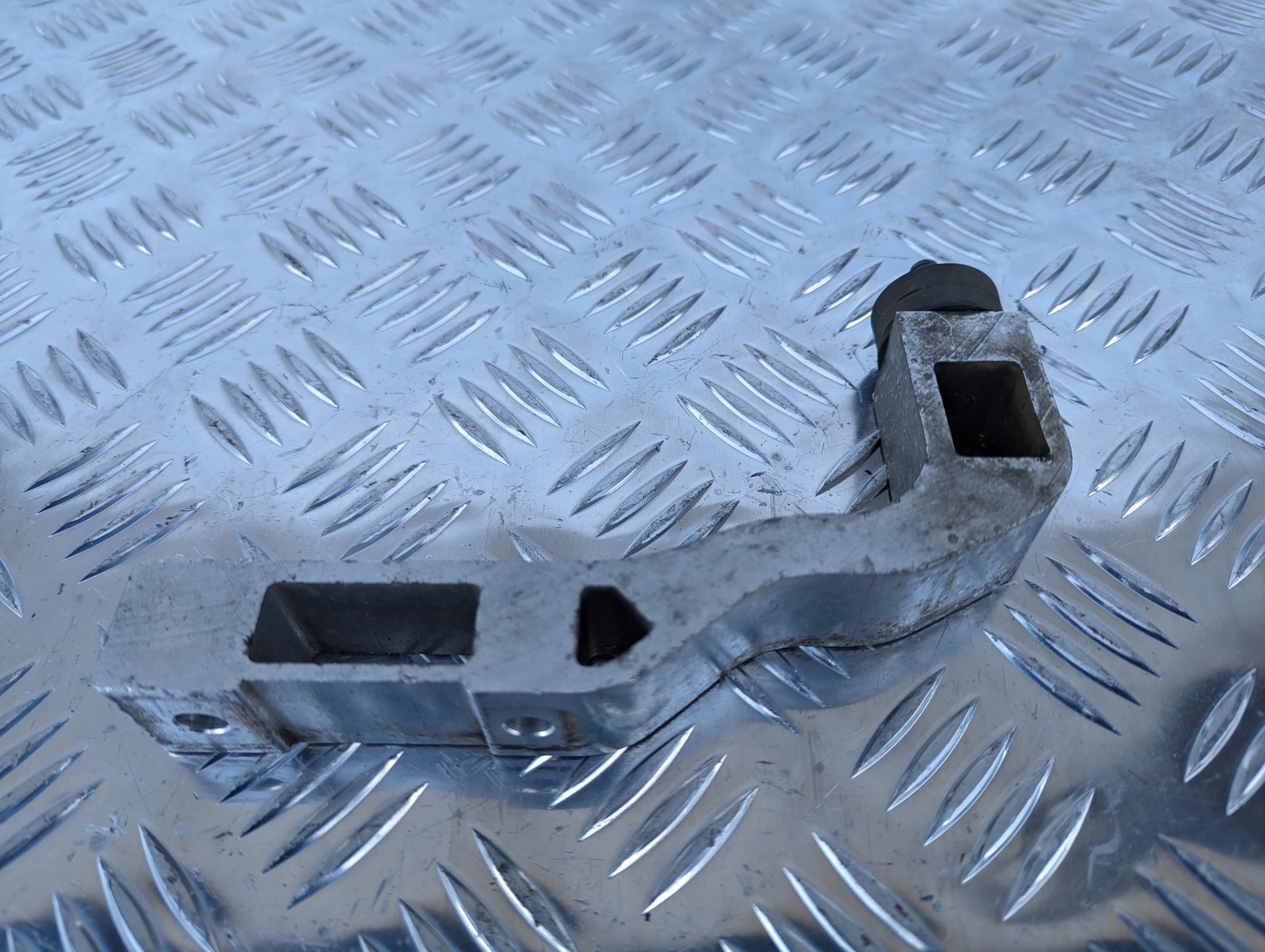 WSPORNIK MOCOWANIE PIERŚCIENIA WENTYLATORA SCANIA - obrazek 2