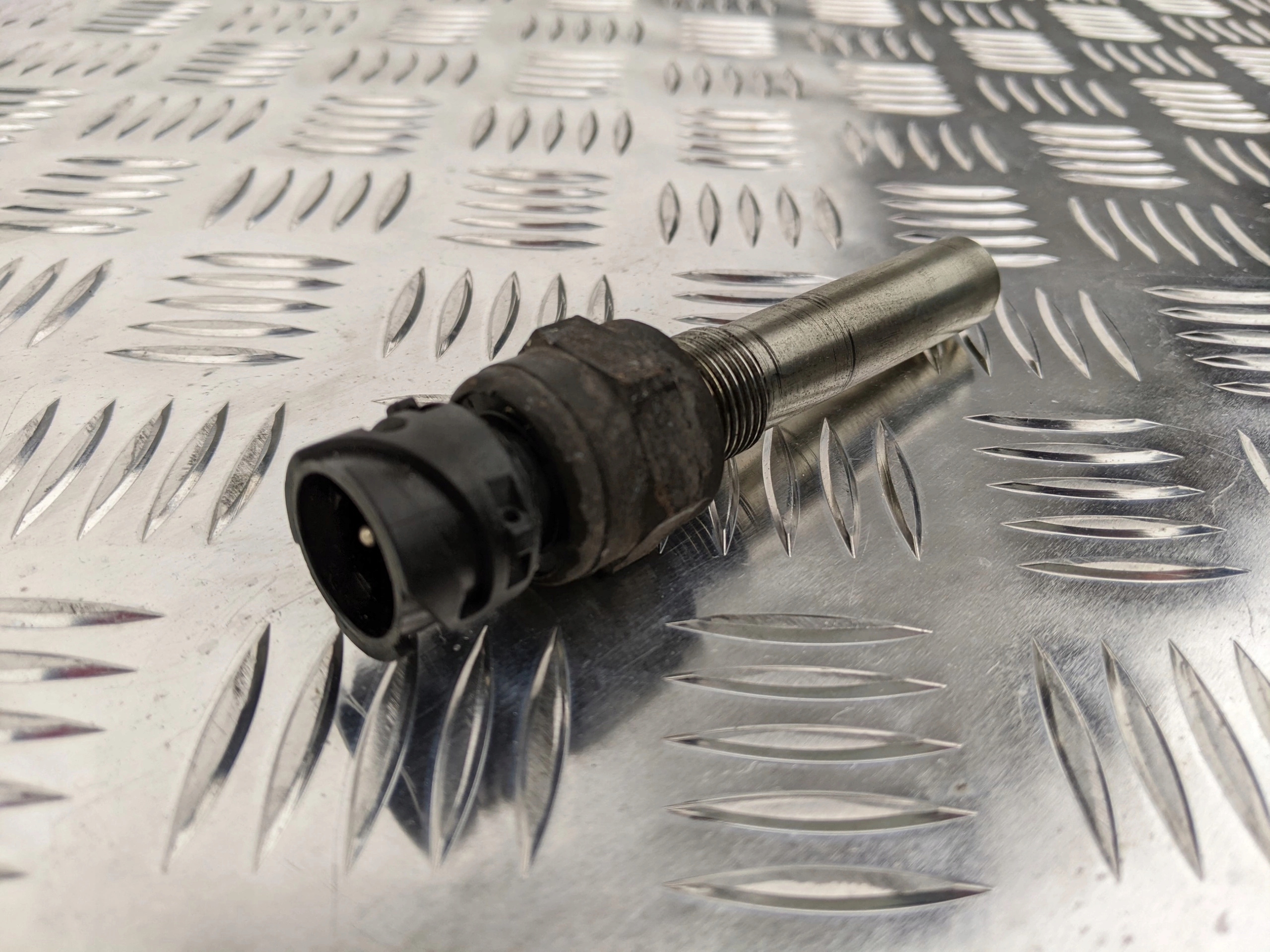 CZUJNIK PRĘDKOŚCI OBROTOWEJ SCANIA GRS 905 895 - obrazek 2