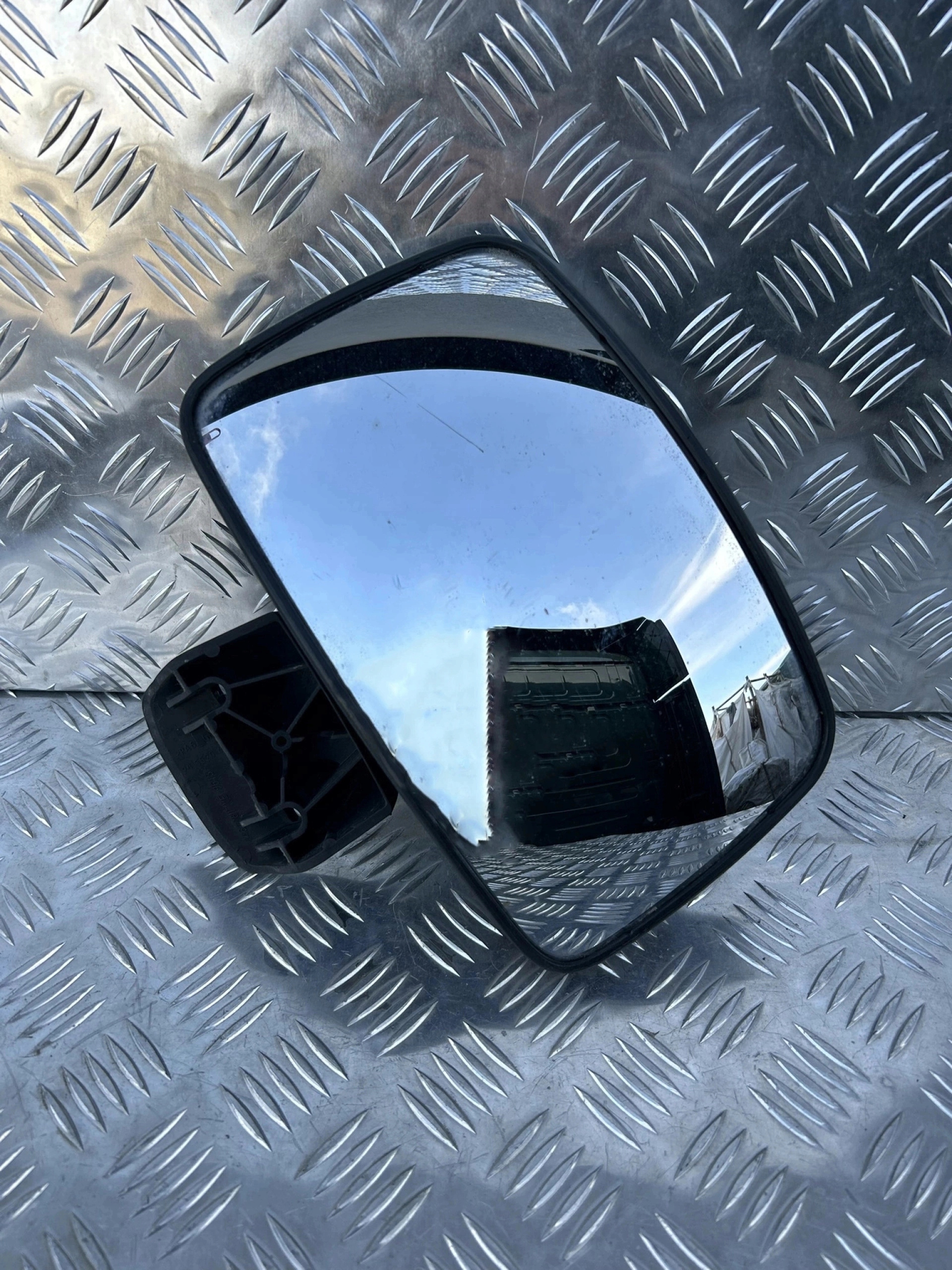 LUSTERKO ZEWNĘTRZNE KRAWEŻNIKOWE SCANIA R