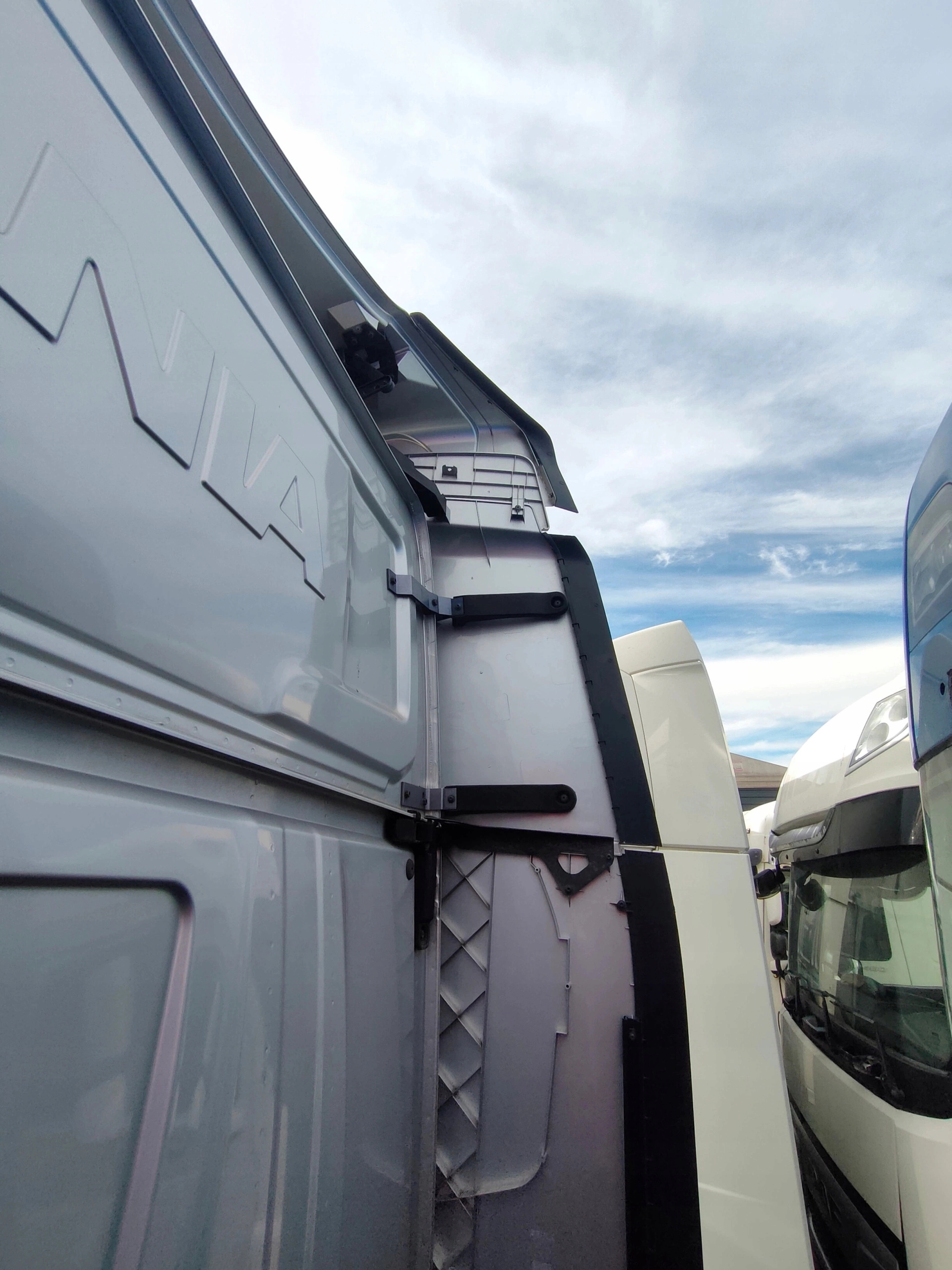 SPOJLER OWIEWKA UCHO SŁONIA PRAWE SCANIA NTG - obrazek 2