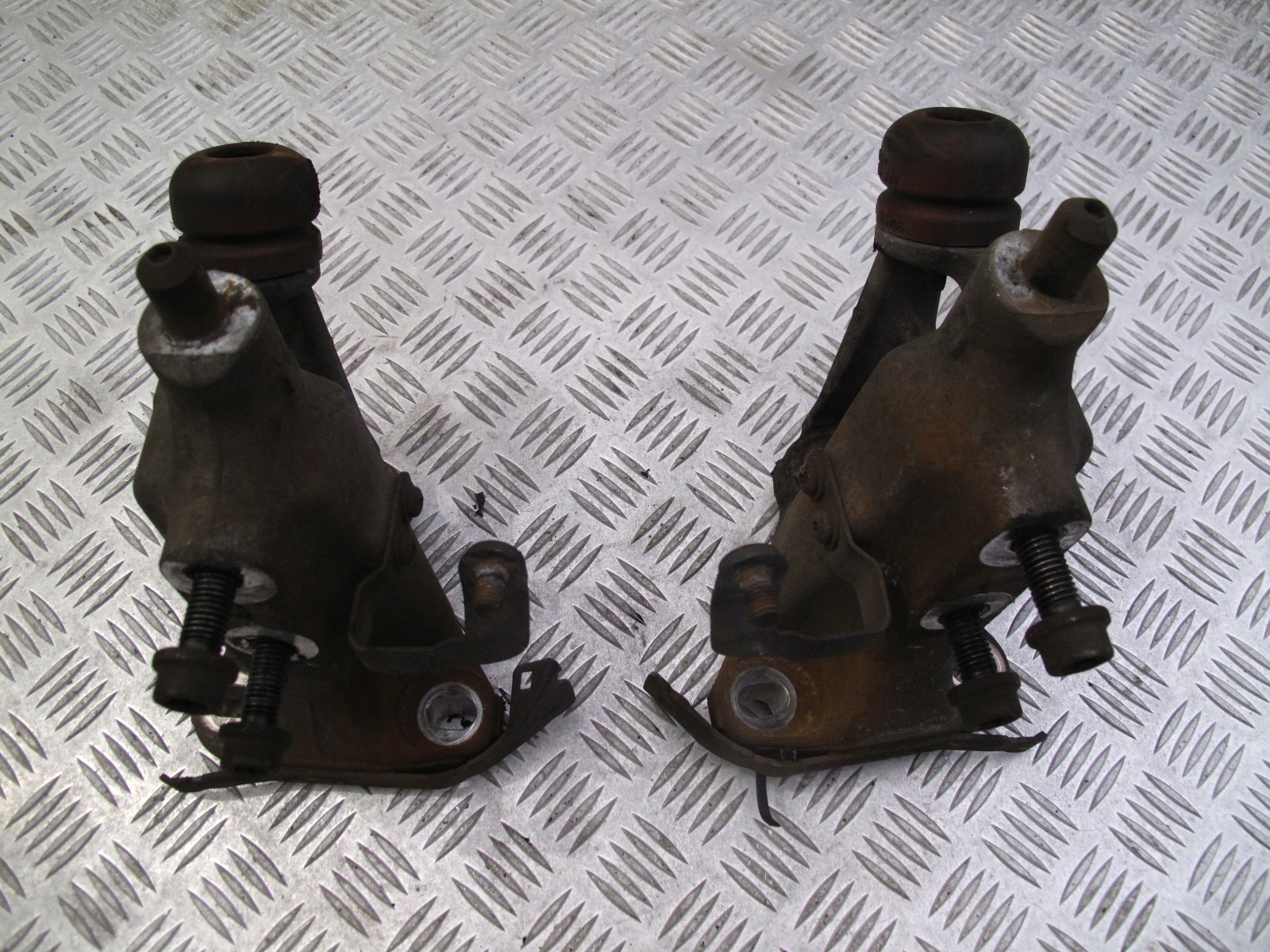 PODSTAWA DRĄŻKA WYWROTU KABINY SCANIA G LEWY - obrazek 3