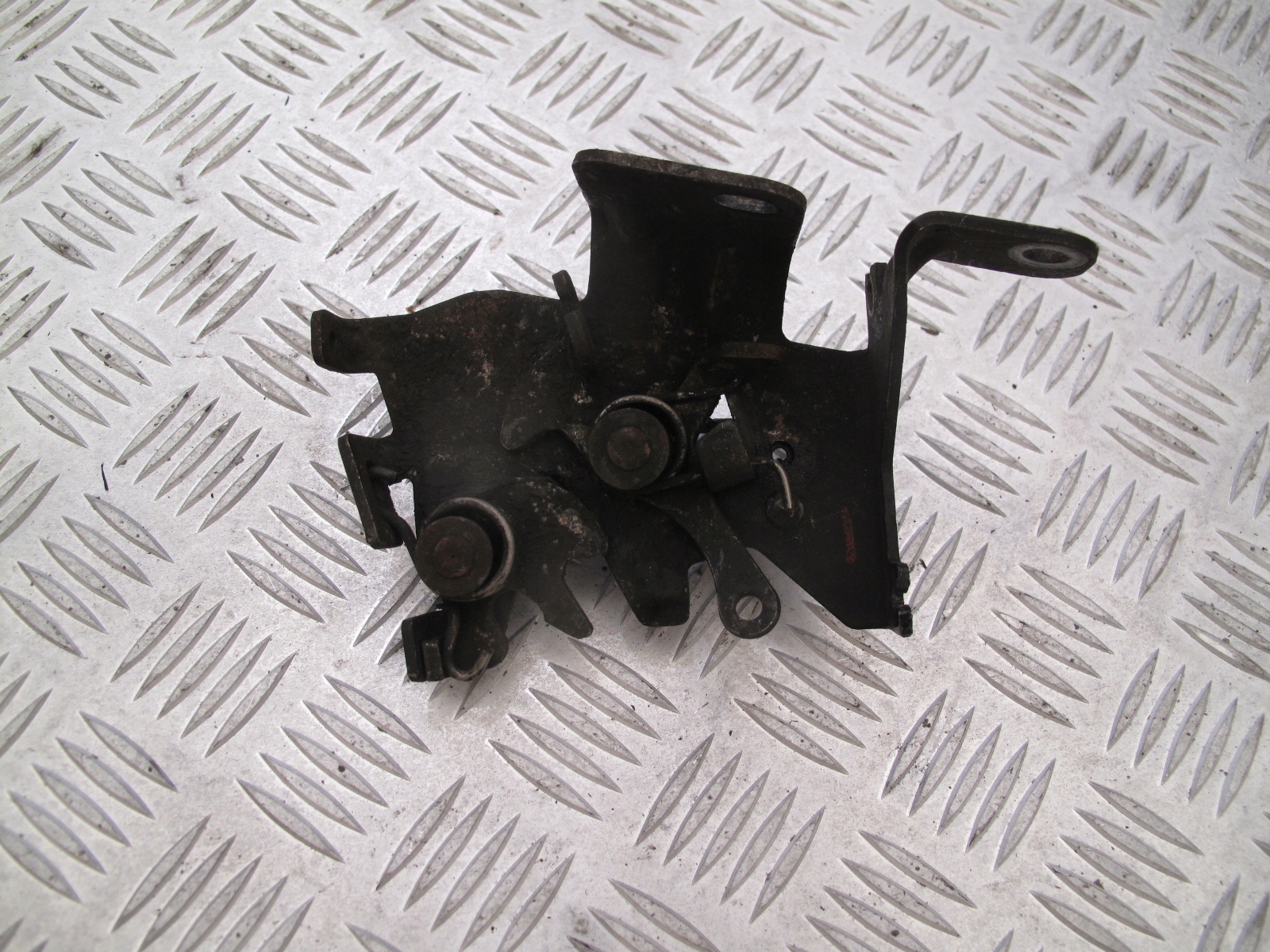 ZAMEK ATRAPY MASKI PRZEDNIEJ STARY TYP SCANIA - obrazek 2