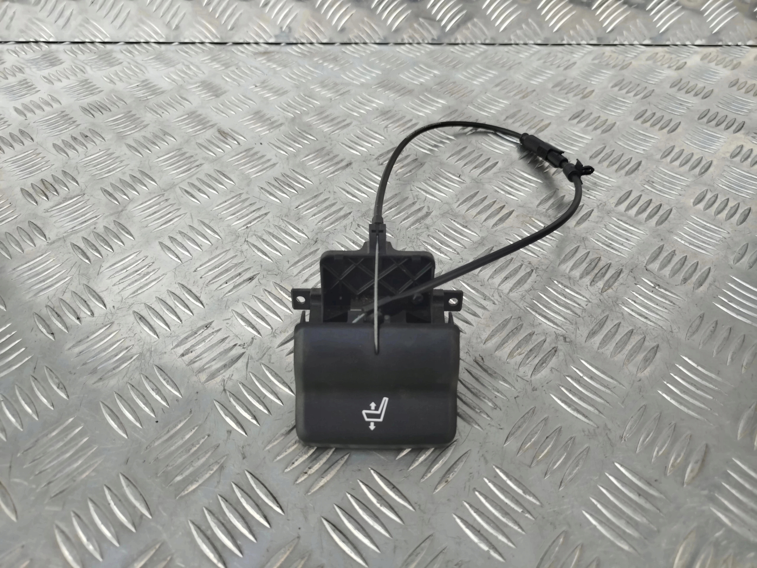 UCHWYT PRZYCISK REGULACJI WYSOKOŚCI FOTELA RECARO SCANIA NTG - obrazek 2