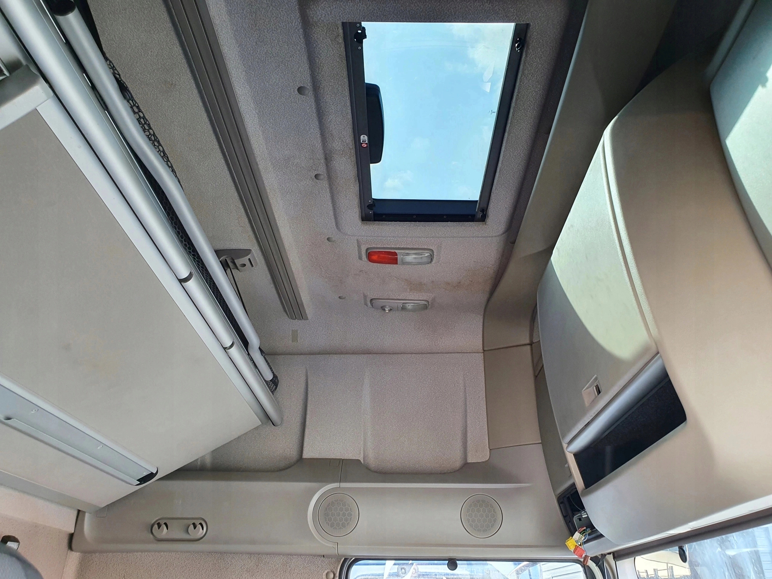 WNĘTRZE ŚRODEK KABINY DAF XF 106 SSC - obrazek 3