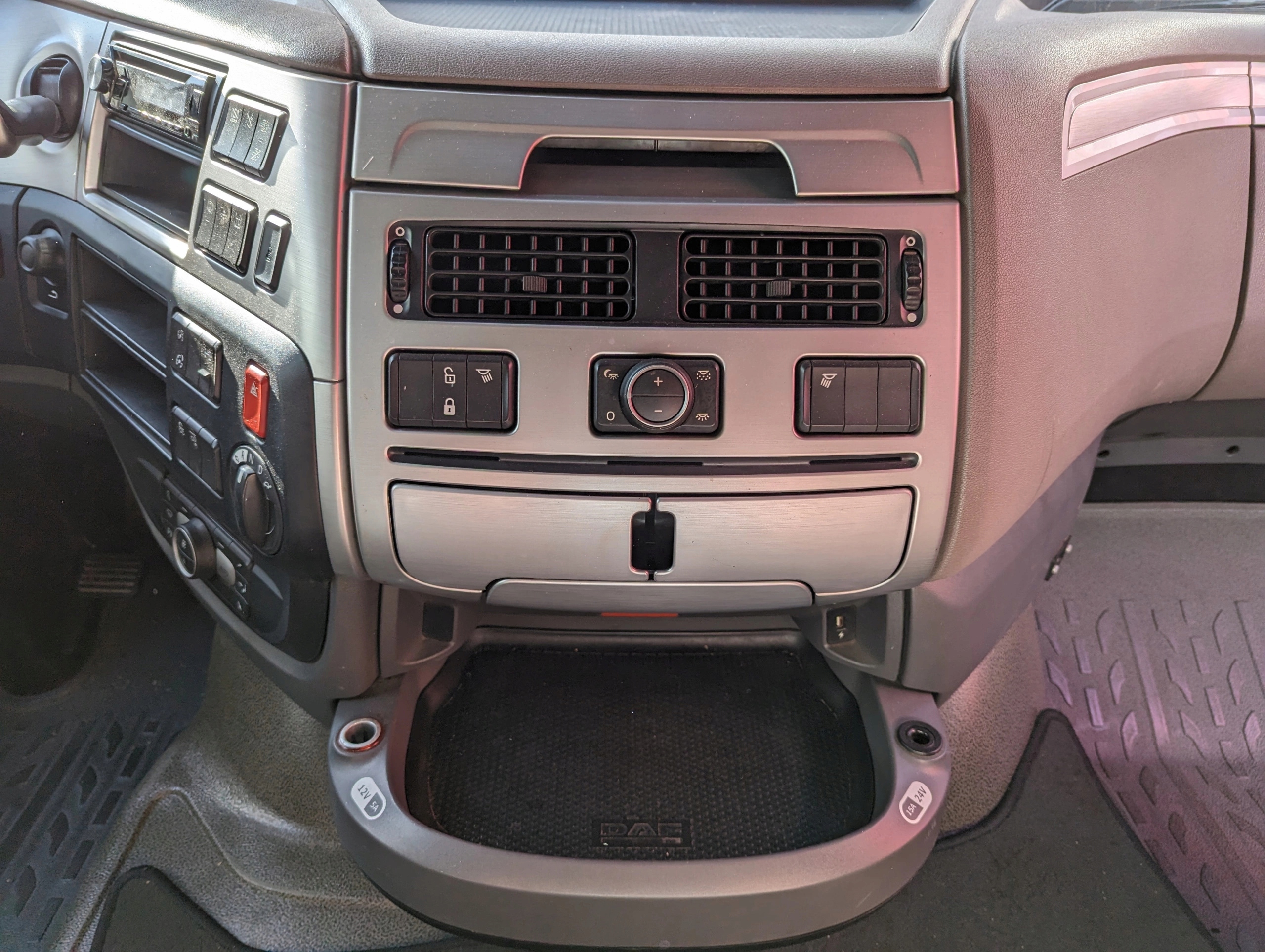 KOKPIT DESKA ROZDZIELCZA KONSOLA DAF XF 106 LIFT - obrazek 3