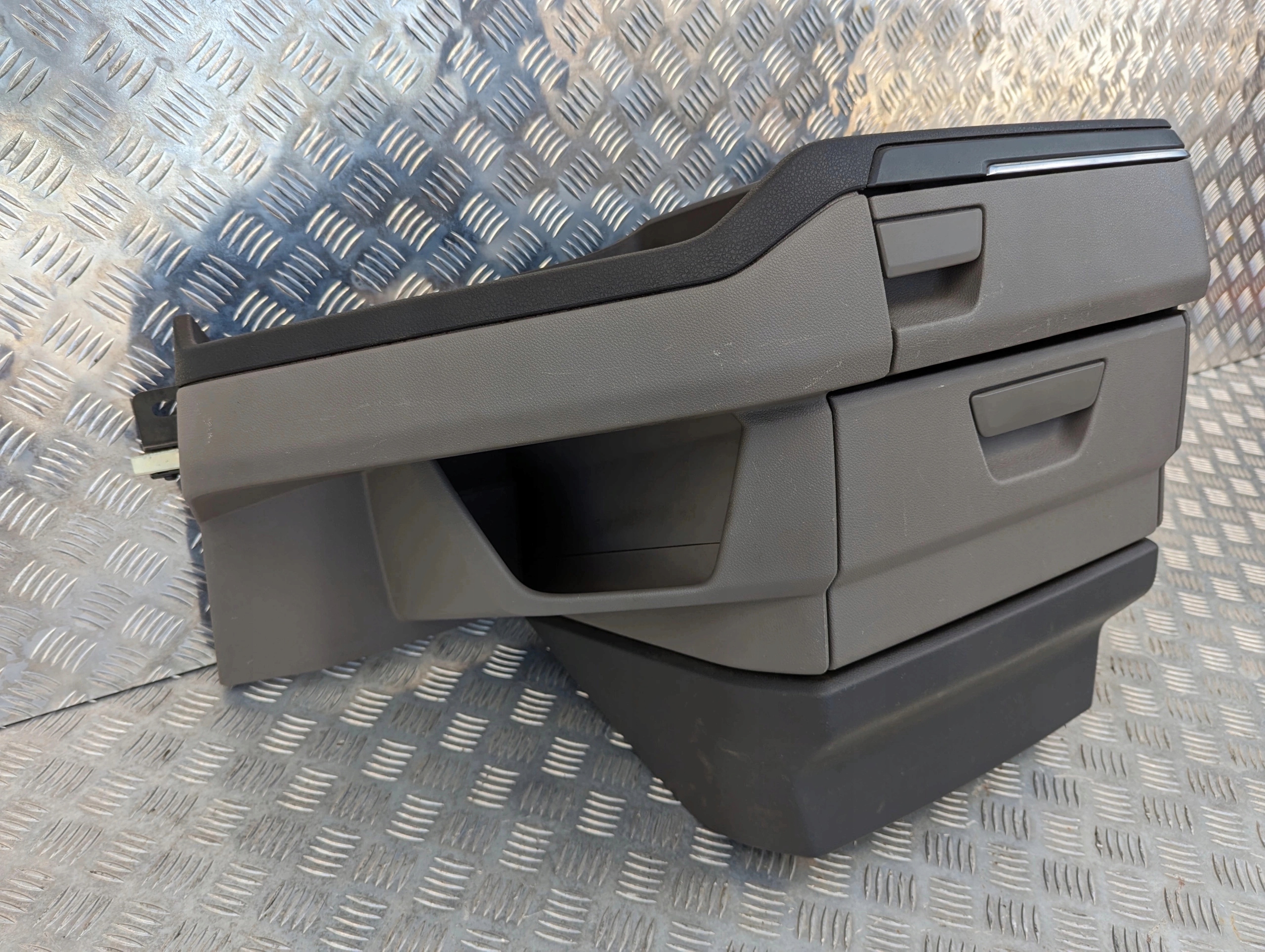 PÓŁKA SZUFLADA KOKPITU NA TUNEL ŚRODKOWY SCANIA S NTG - obrazek 3