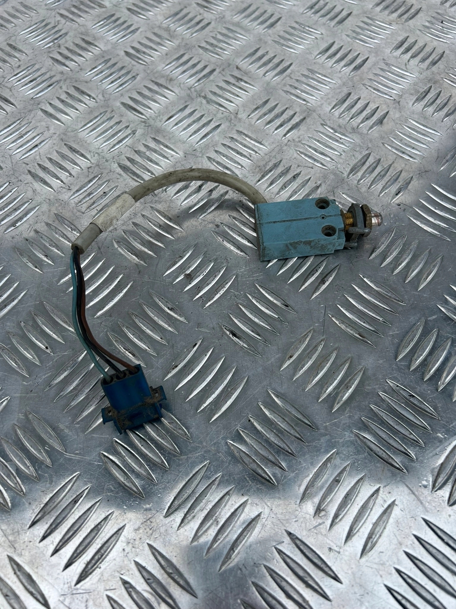 CZUJNIK KRAŃCÓWKA TEMPOMATU SCANIA 4