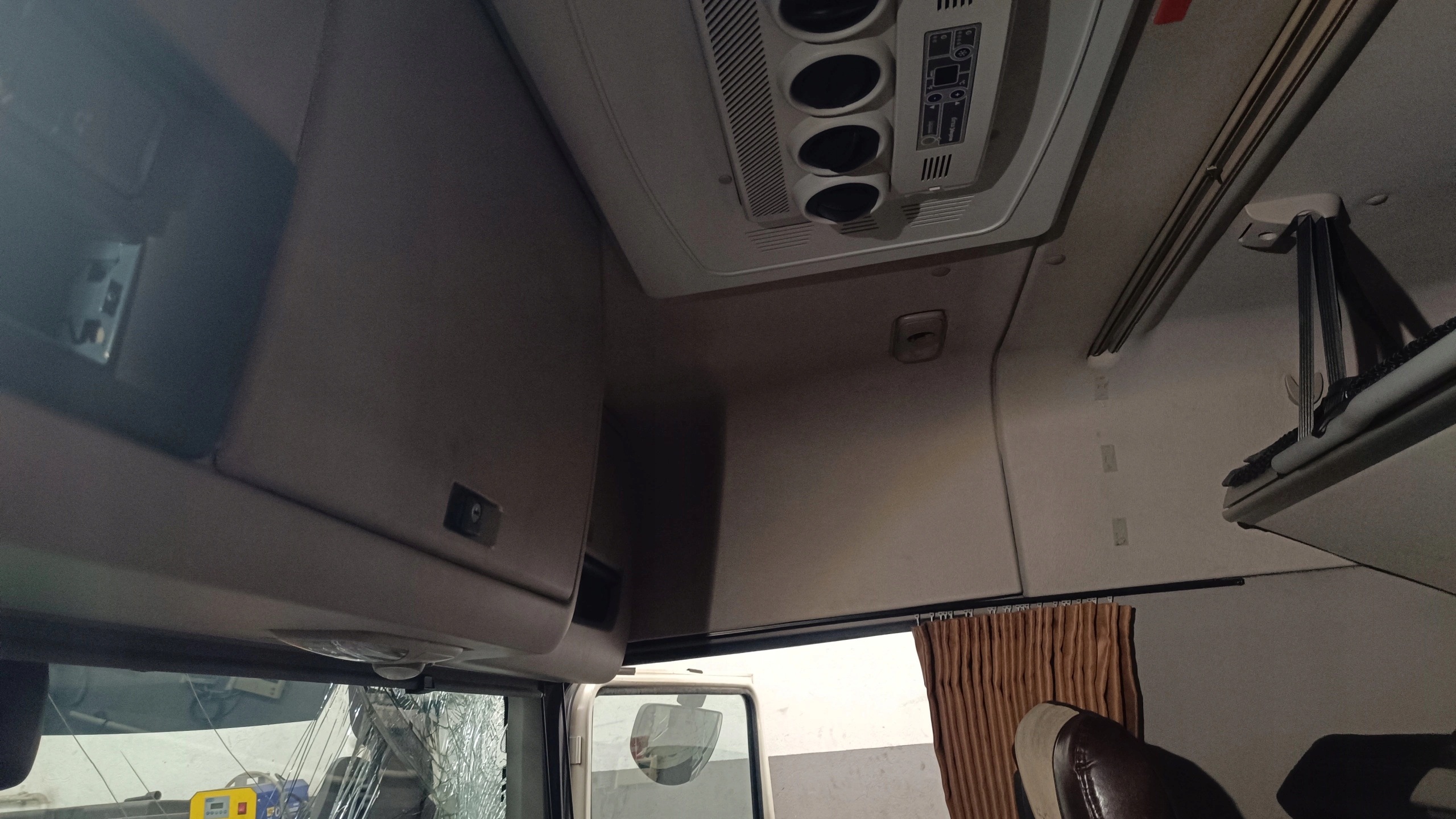 TAPICERKA DACHU ŚCIANA TYLNA DAF XF 106 SPACE CAB LIFT - obrazek 2