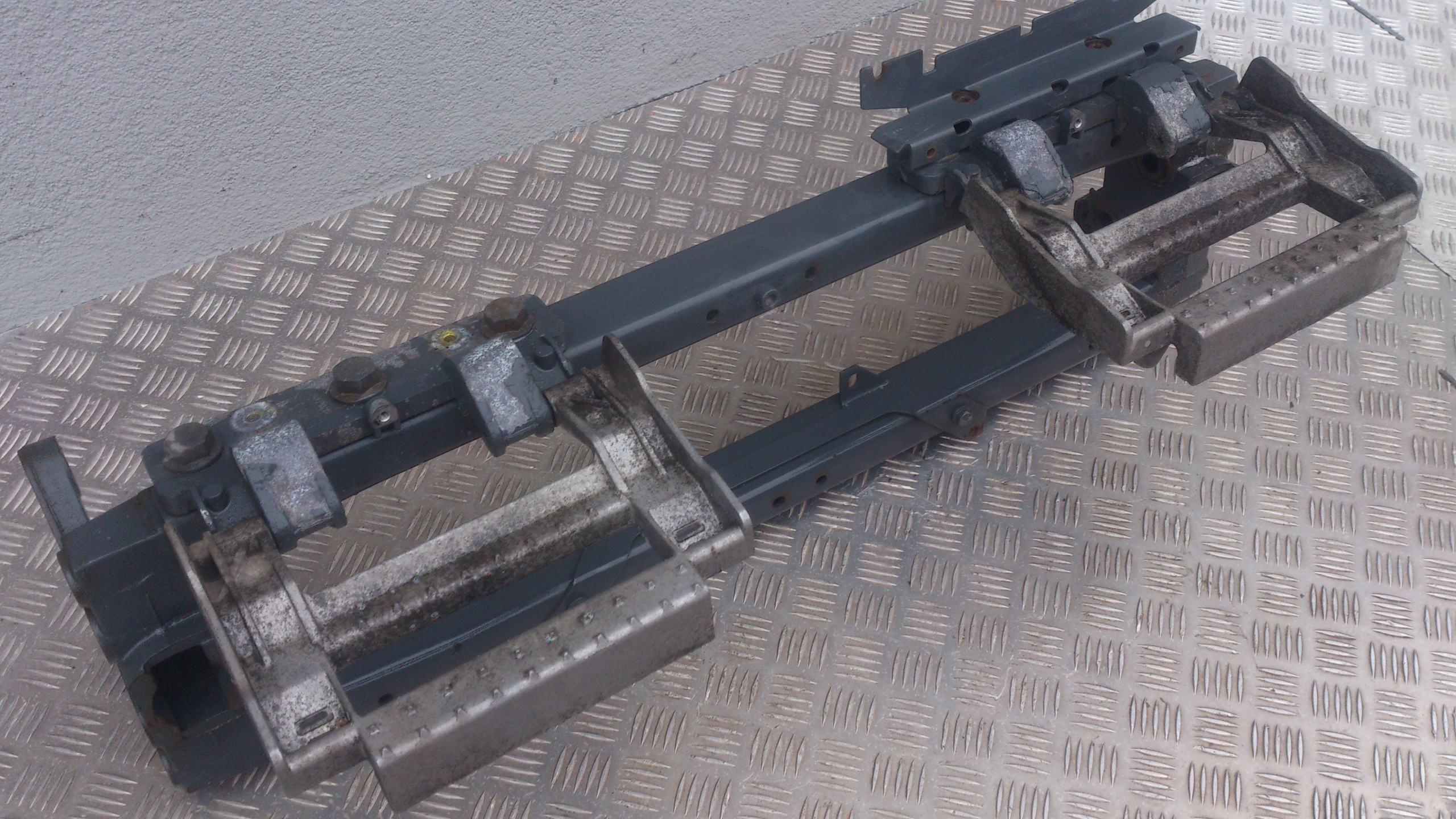 RAMKA PRZEDNIA STOPNIE GNIAZDO ZACZEPU DAF XF 105 - obrazek 3