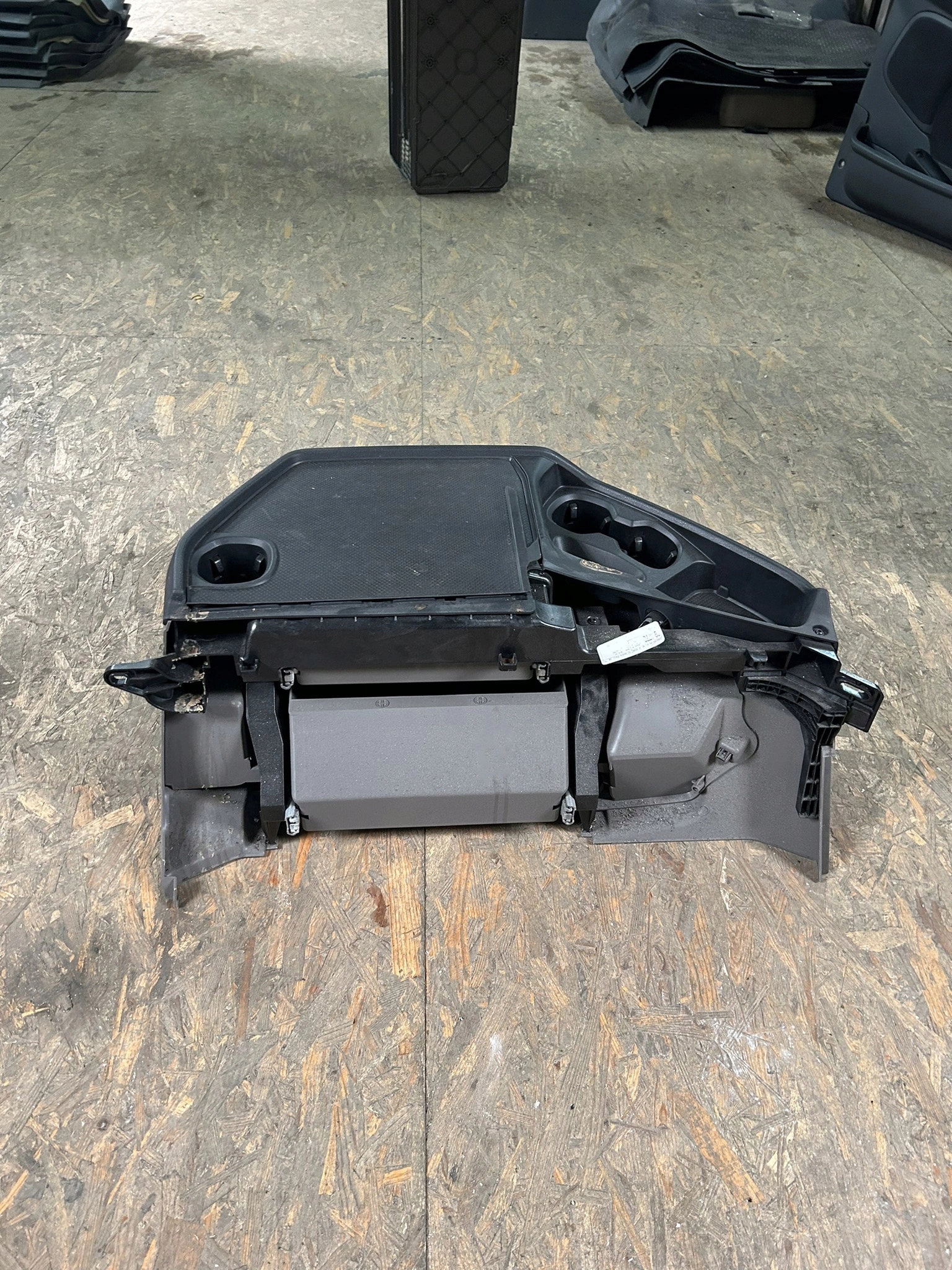 KONSOLA KOKPIT ZE SCHOWKAMI SCANIA R NTG - obrazek 4