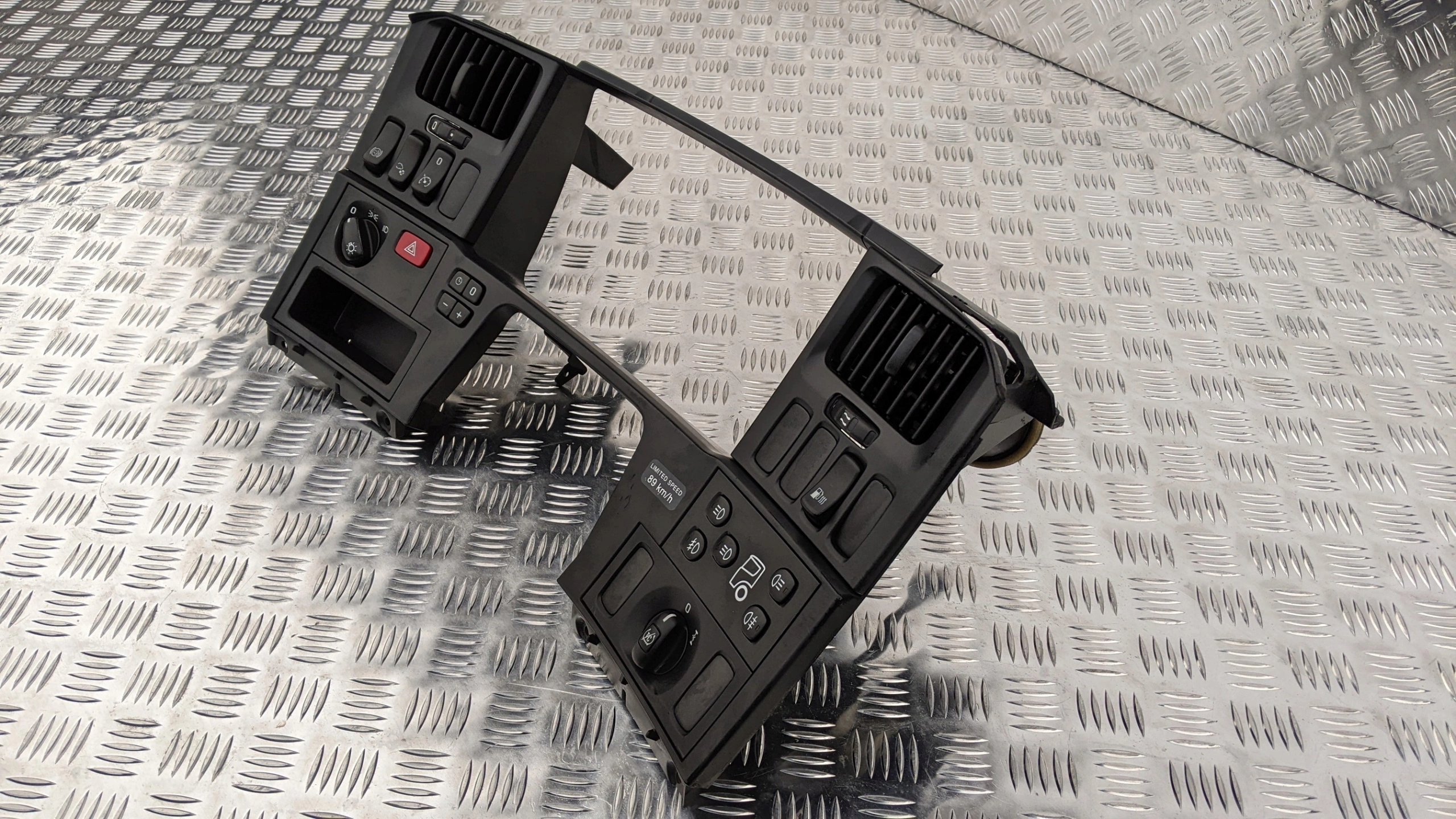 PANEL ELEMENT KOKPITU SCANIA R - obrazek 2