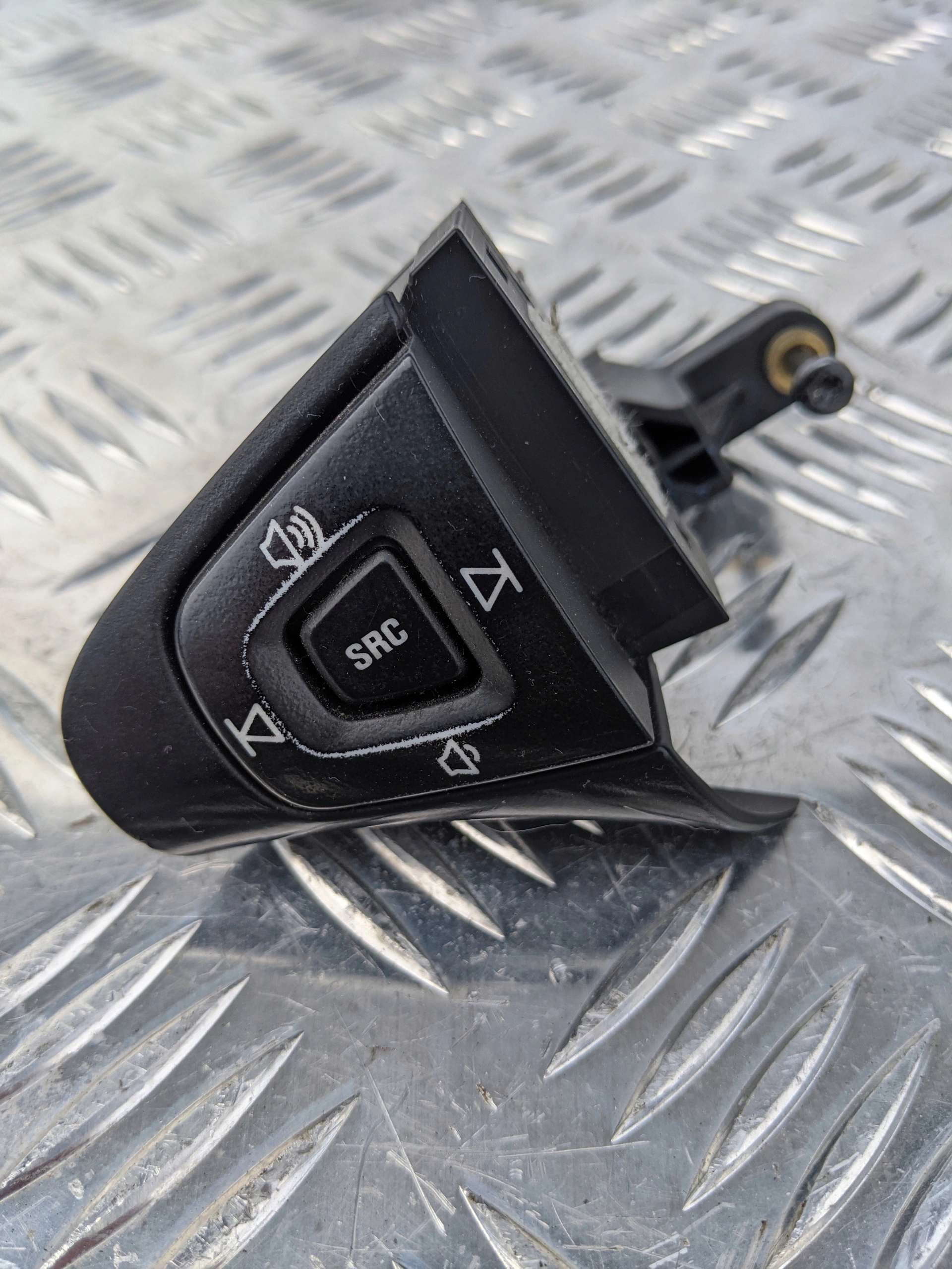 PRZYCISKI STEROWANIA W KIEROWNICY SCANIA R