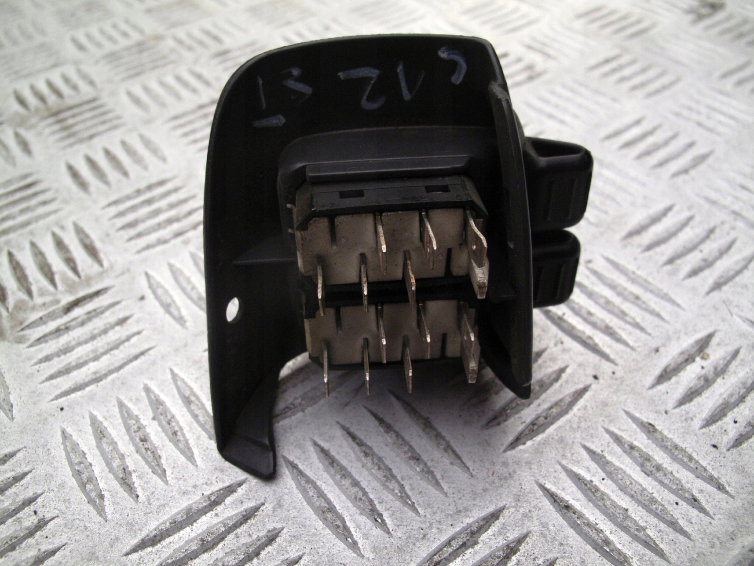 WŁĄCZNIK LEWY PANELU SZYB SCANIA124 STARY TYP - obrazek 2