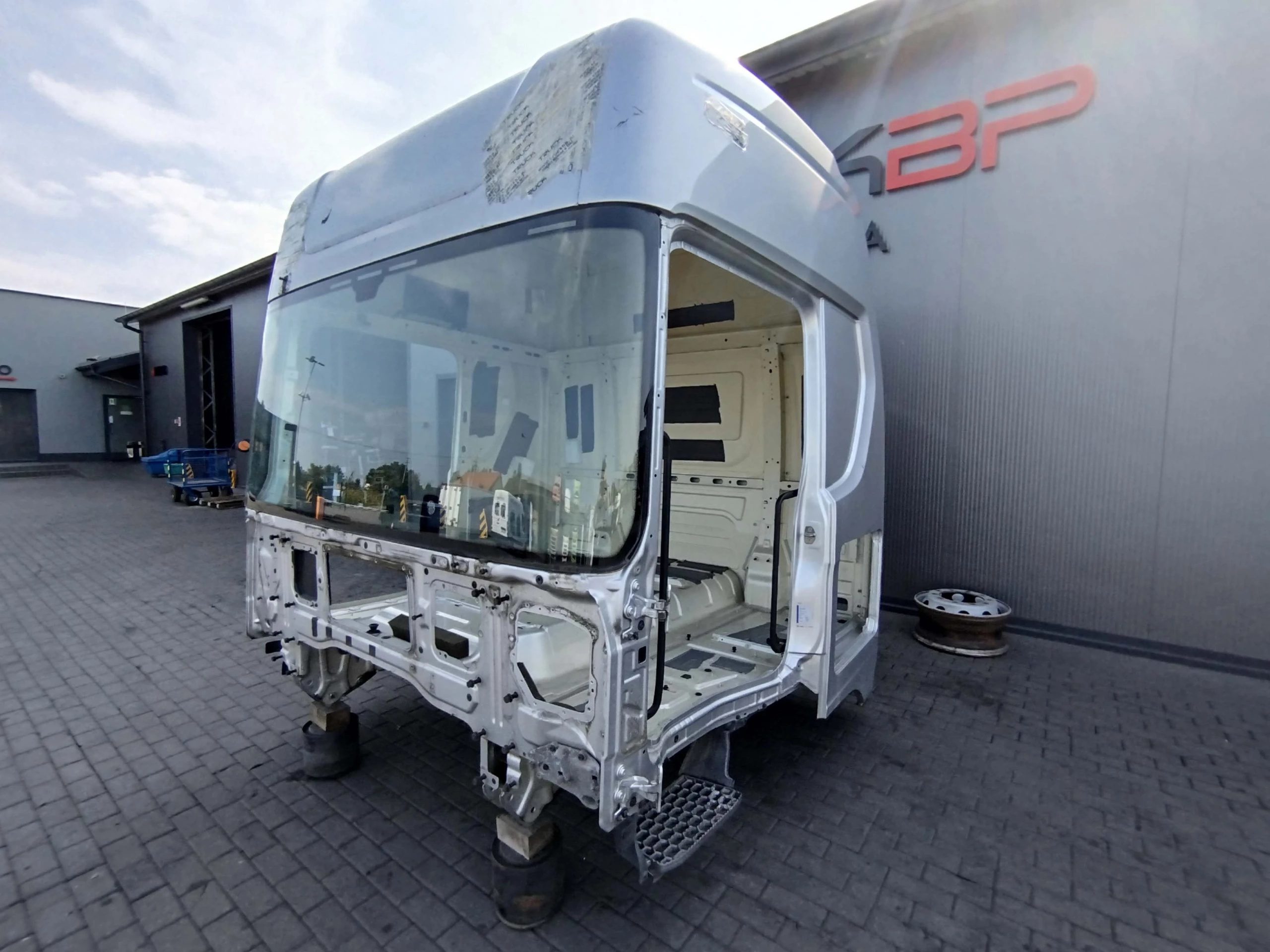 KABINA GOŁA SCANIA R NTG - obrazek 2