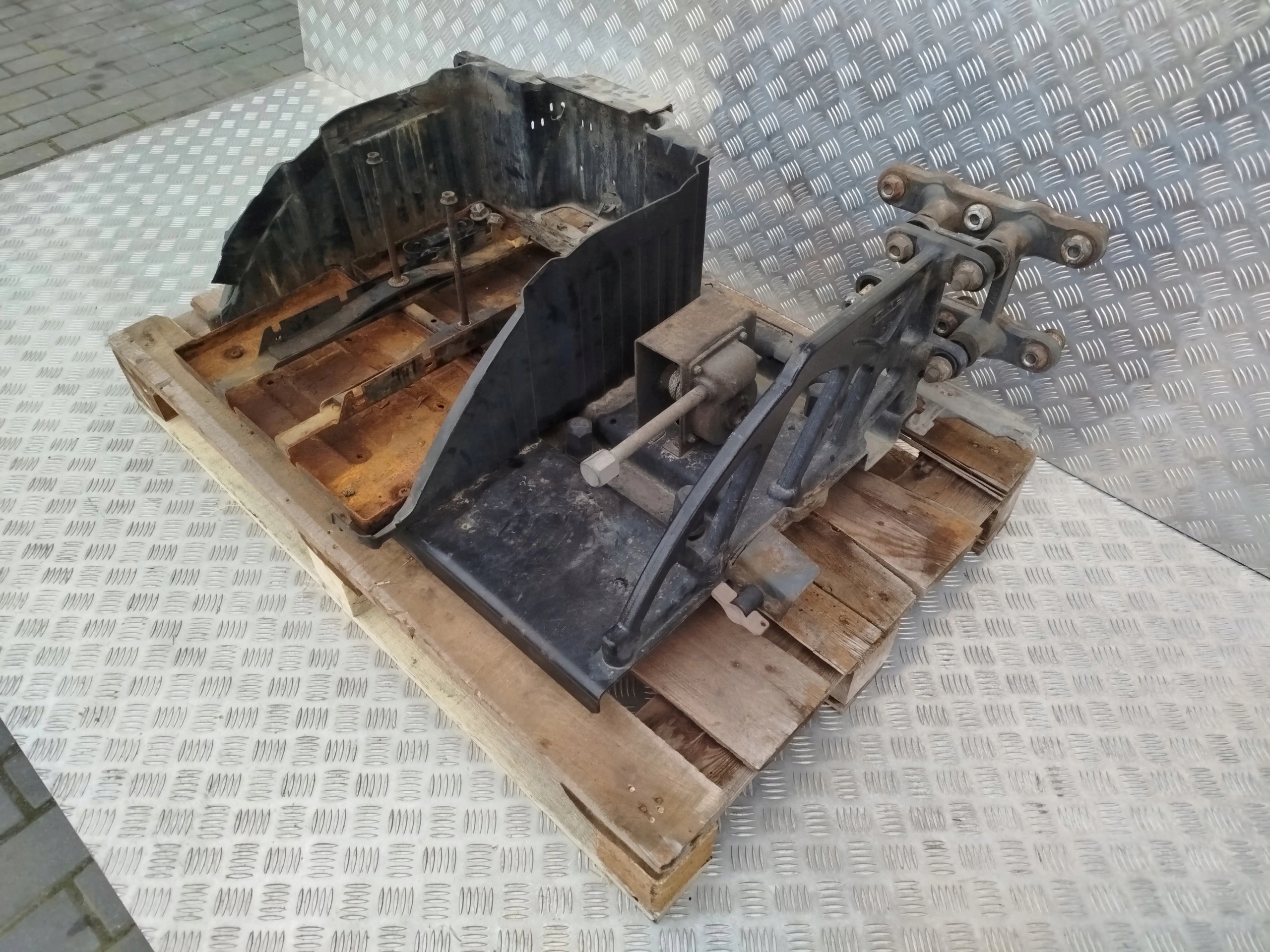 SKRZYNKA AKUMULATORA DAF XF 106 - obrazek 2