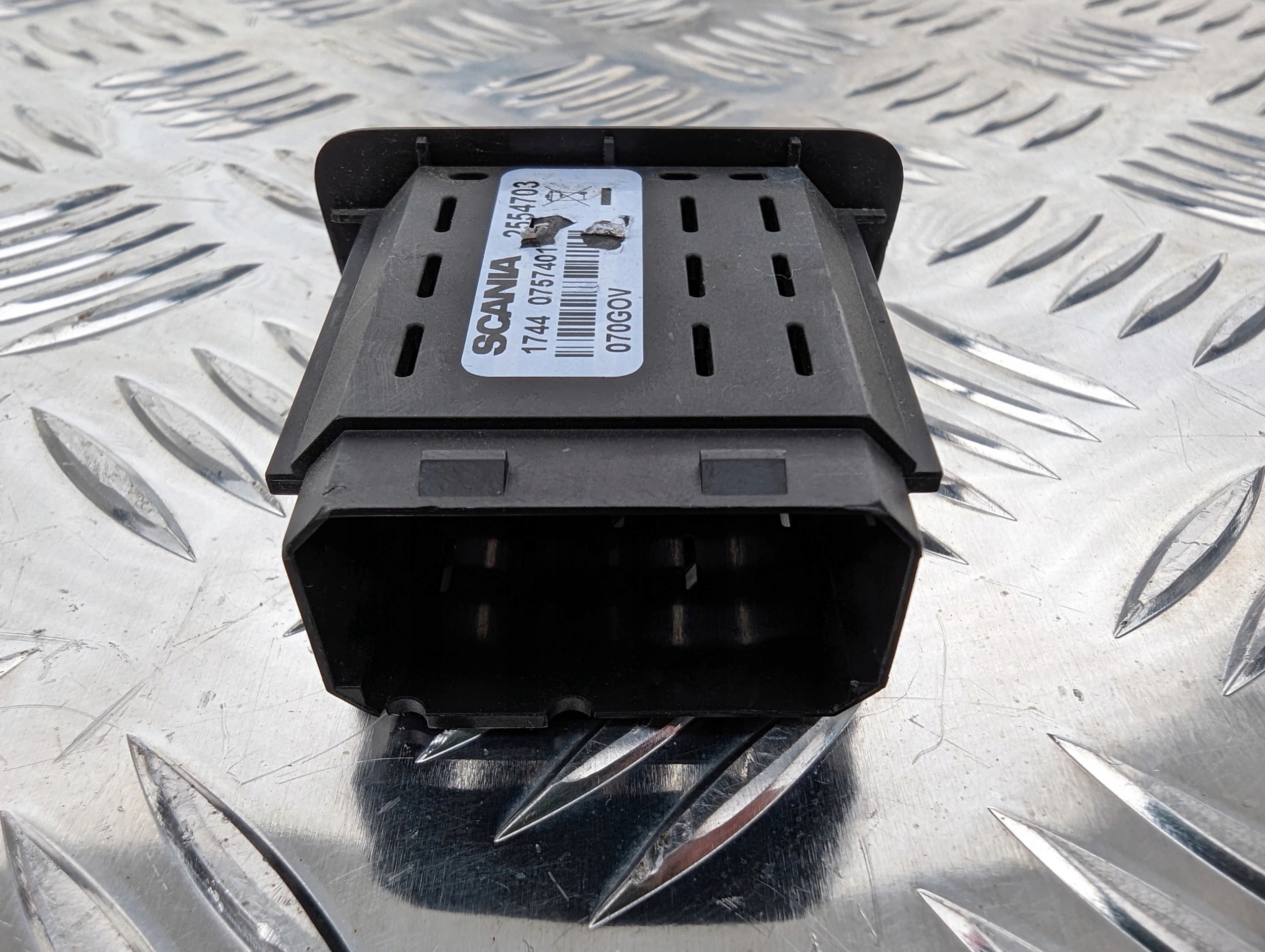 PANEL ZAŚLEPKA PRZYCISKU KOKPITU SCANIA NTG - obrazek 3