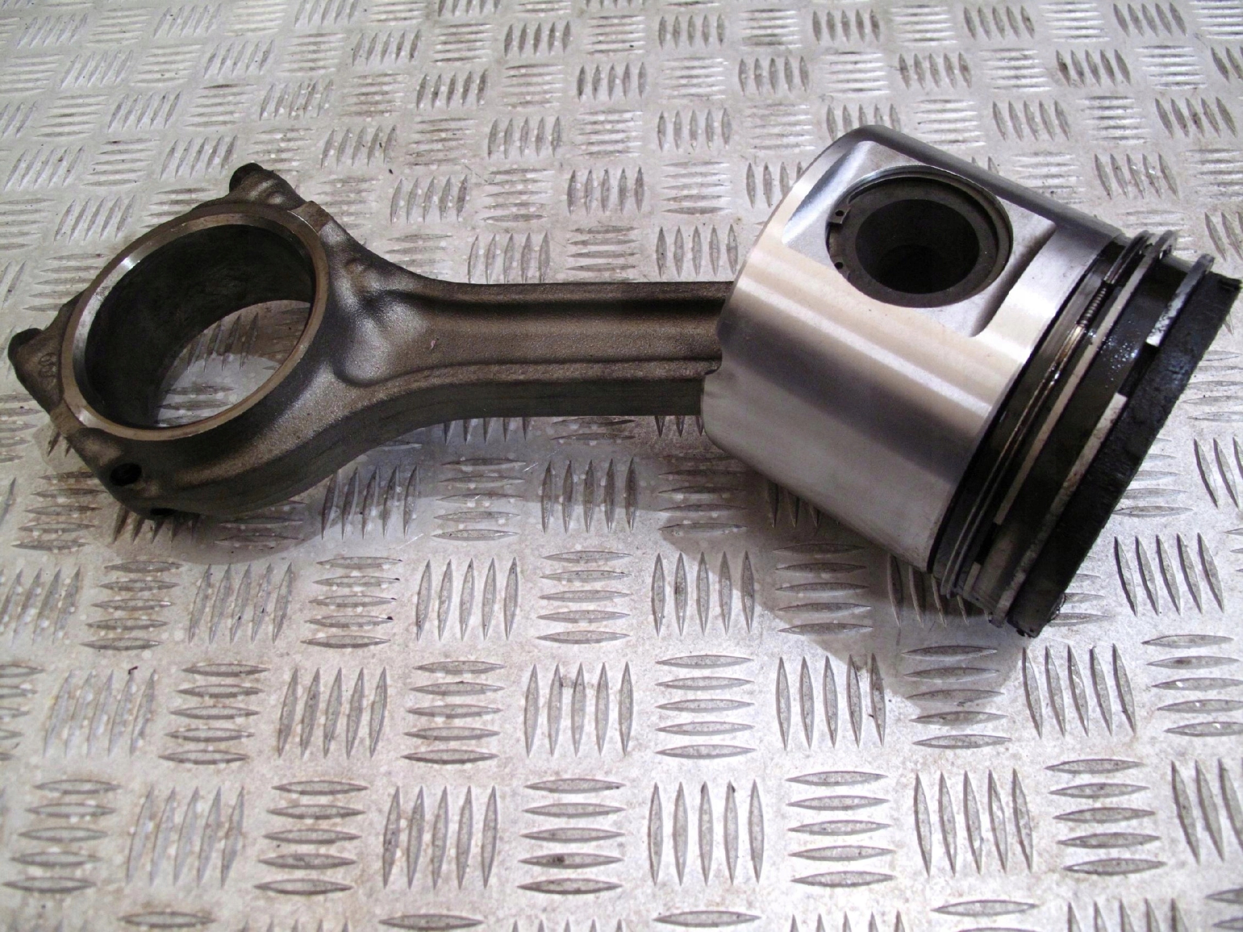 TŁOK Z KORBOWODEM SCANIA 420 EURO 4 NA 4 ŚRUBY - obrazek 2